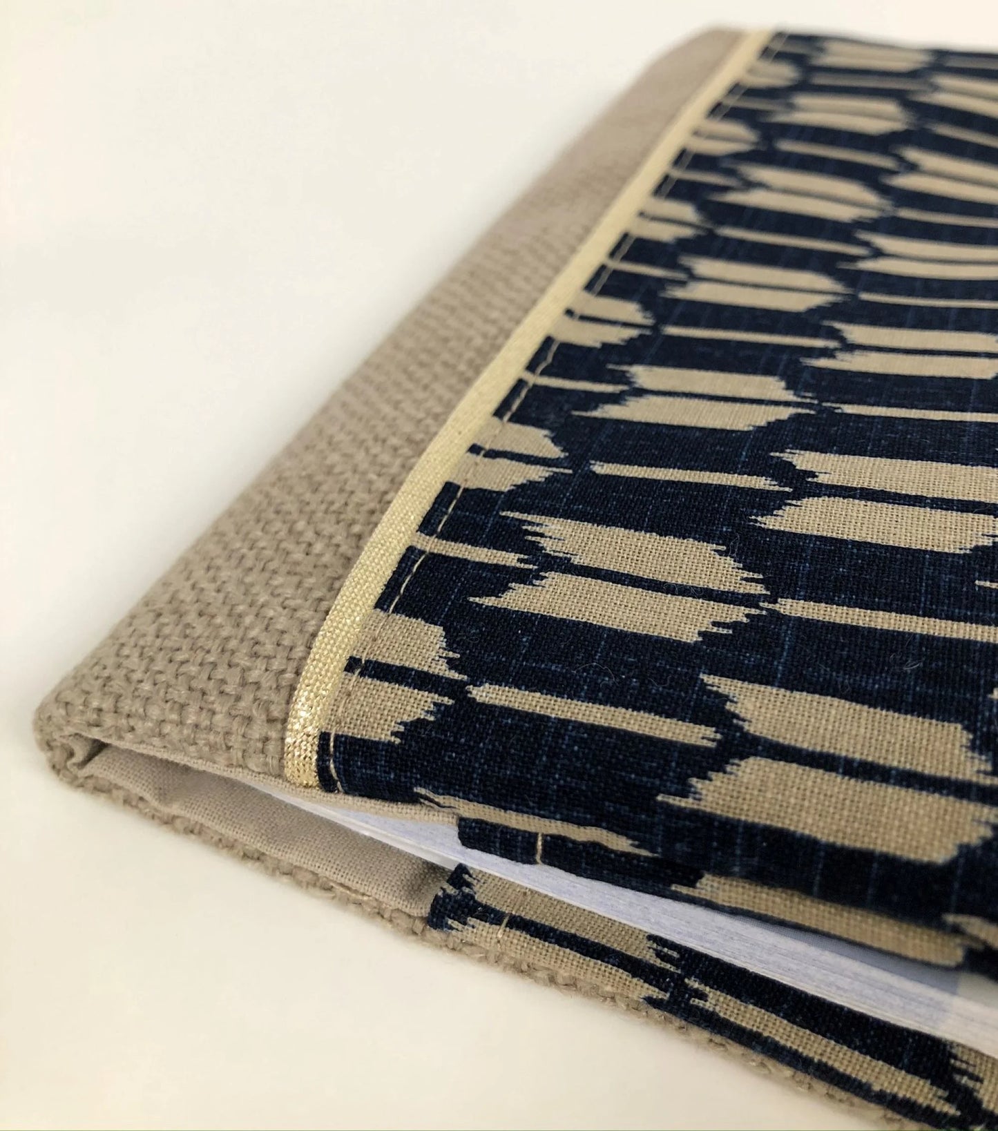 Vue détaillée du porte chéquier en lin beige et tissu japonais fléches yabanes