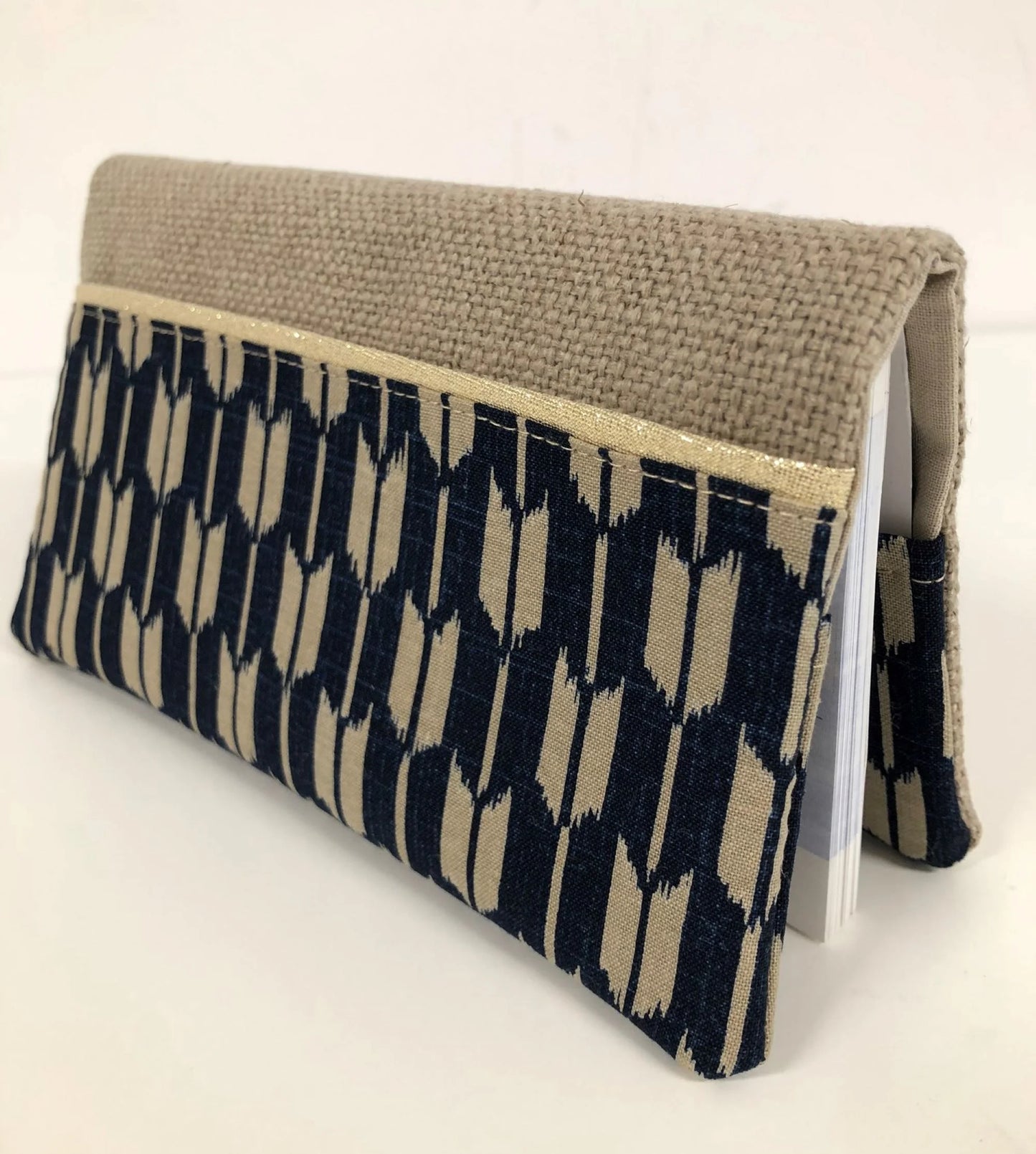 Le porte chéquier en lin beige et tissu japonais fléches yabanes, face avant.