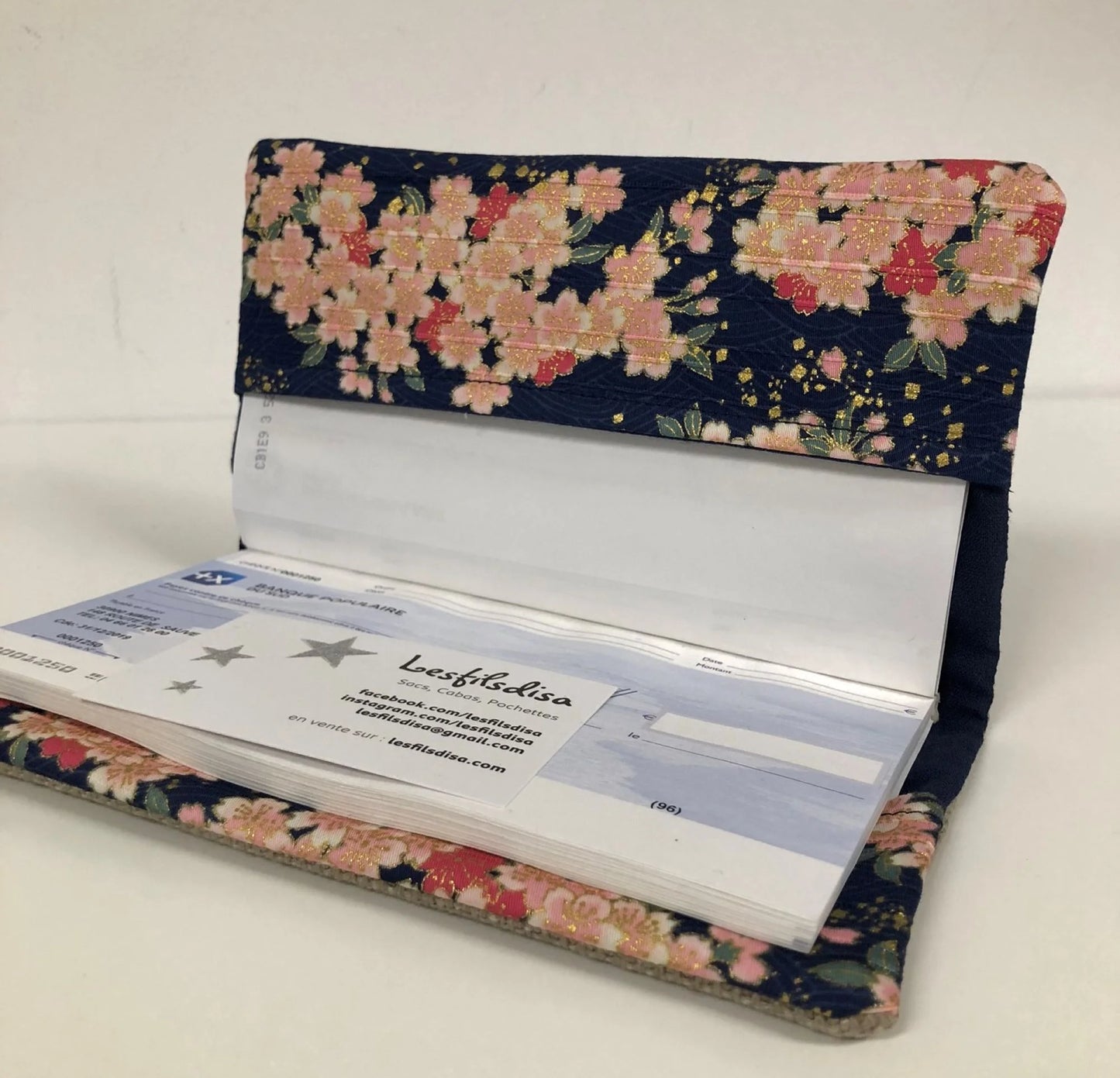 Le porte-chéquier en lin beige et tissu japonais fleuri Sakura, ouvert.