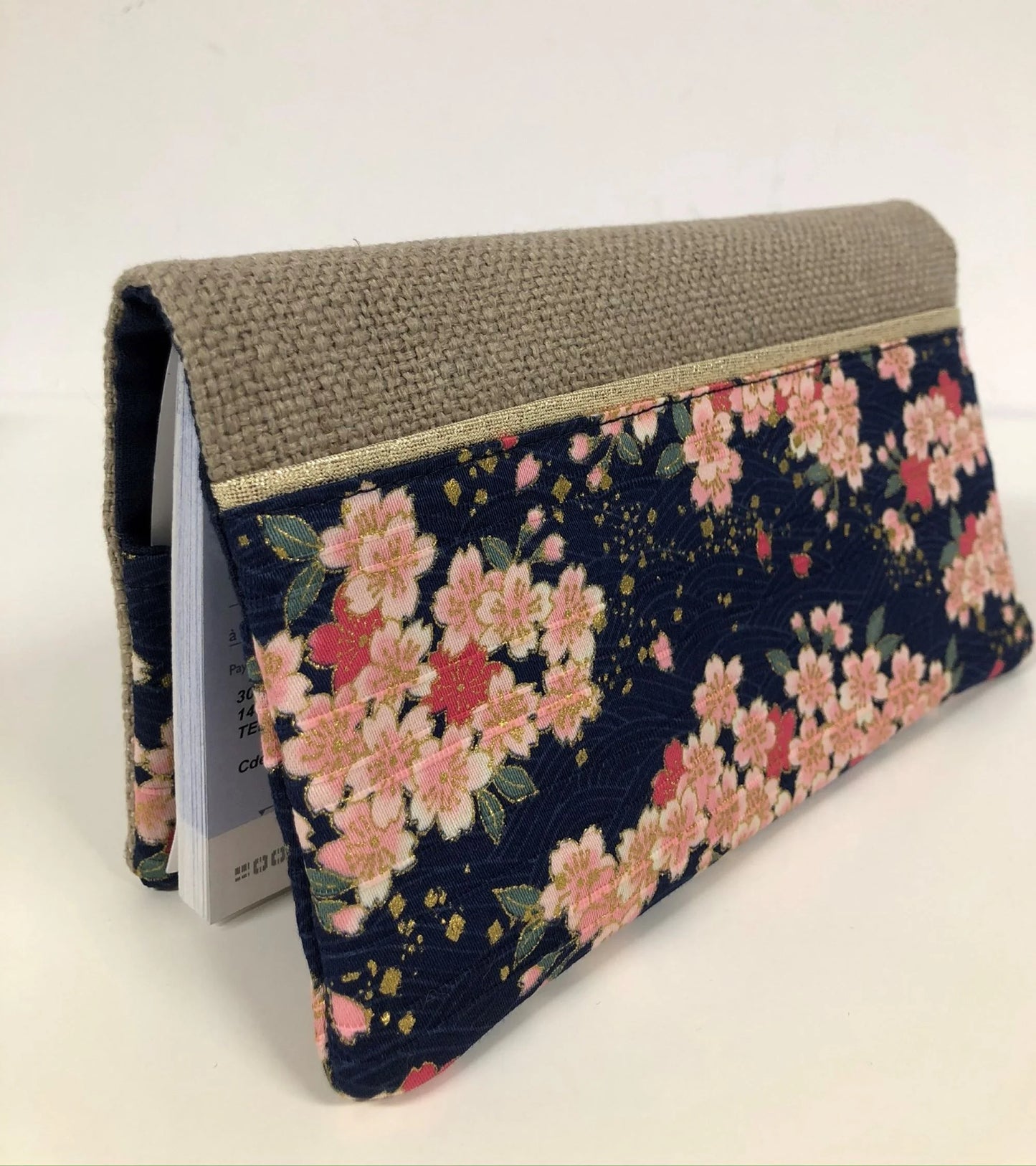 Le porte-chéquier en lin beige et tissu japonais fleuri Sakura, face avant.