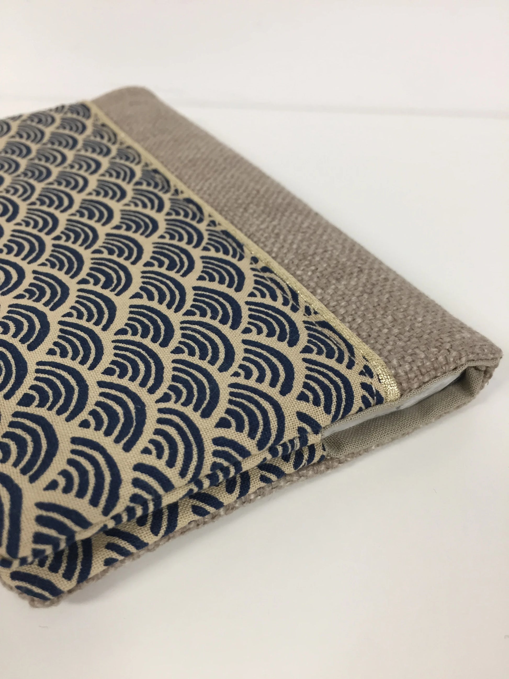 Vue détaillée du porte chéquier en lin beige et tissu japonais Seigaiha bleu marine.