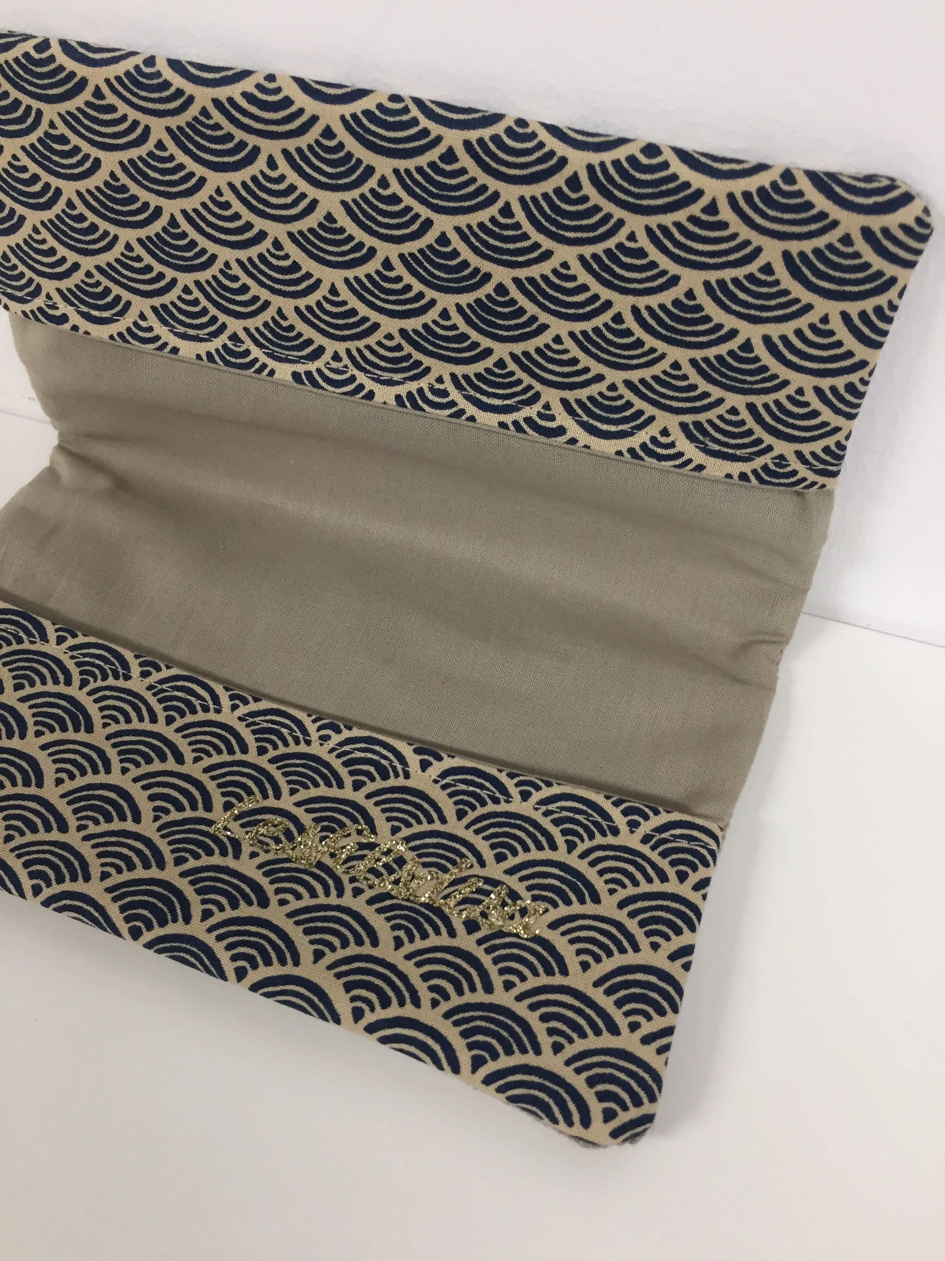 Vue intérieure du porte chéquier en lin beige et tissu japonais Seigaiha bleu marine.