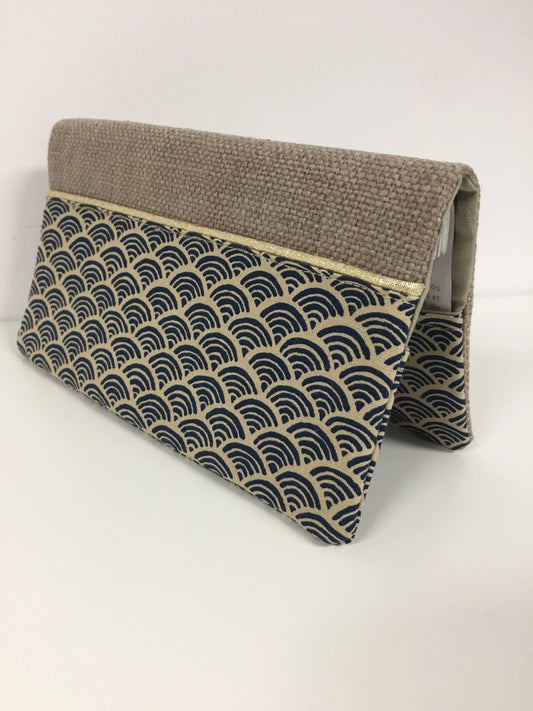 Le porte chéquier en lin beige et tissu japonais Seigaiha bleu marine, face avant.