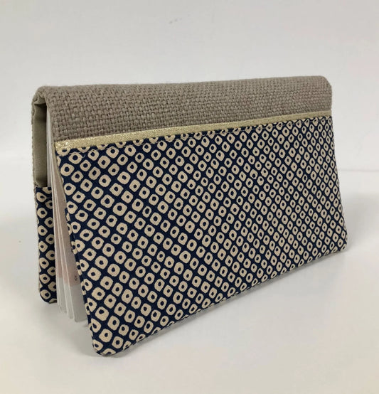 Le porte-chéquier en lin beige et tissu japonais Shibori bleu, face avant.