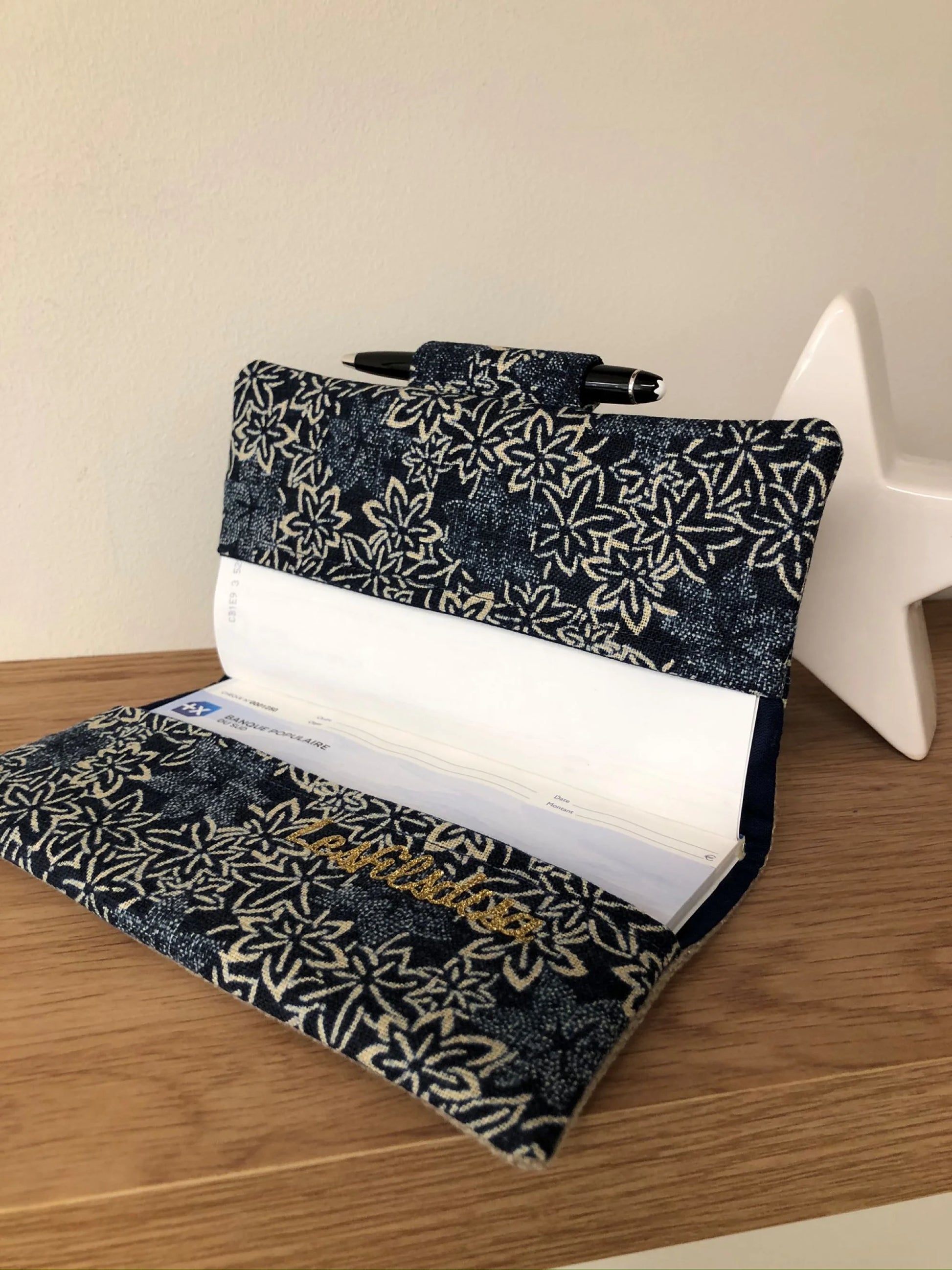 Le porte chéquier avec porte stylo, en lin et tissu japonais traditionnel bleu, ouvert.