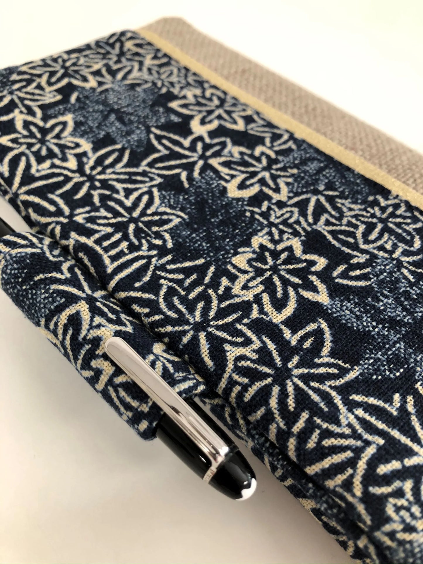 Vue détaillée du porte chéquier avec porte stylo, en lin et tissu japonais traditionnel bleu.
