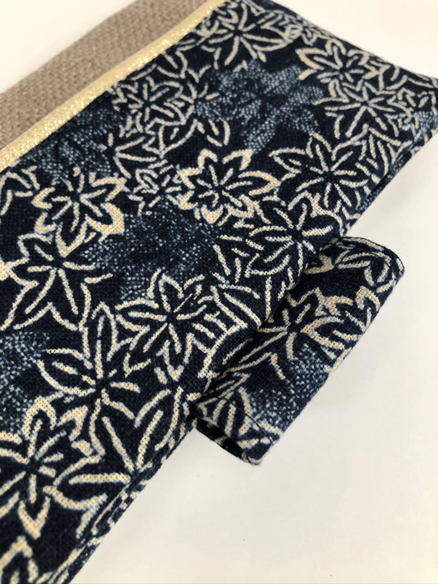 Face avant du porte chéquier avec porte stylo, en lin et tissu japonais traditionnel bleu.
