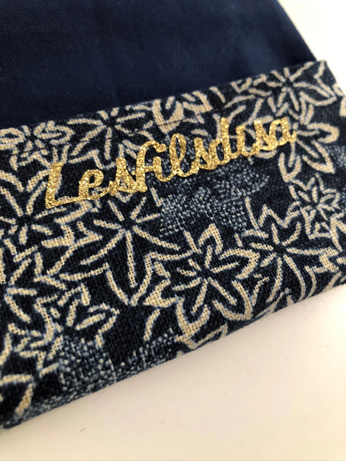 Le rabat inférieur du porte chéquier avec porte stylo, en lin et tissu japonais traditionnel bleu.