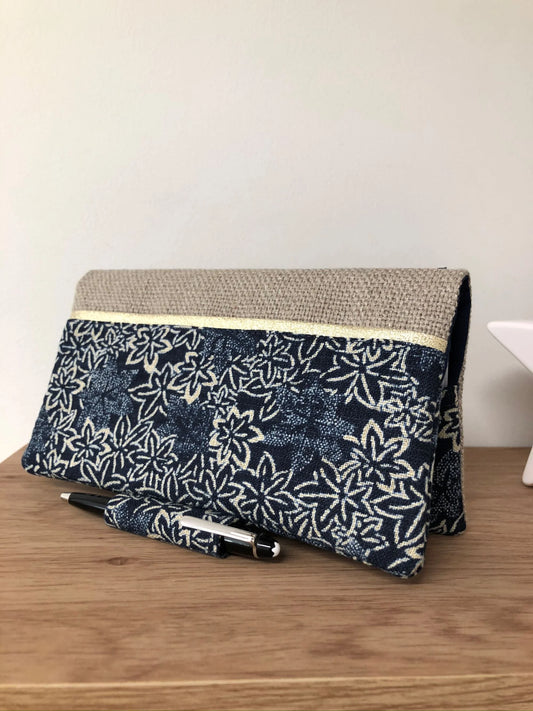Le porte chéquier avec porte stylo, en lin et tissu japonais traditionnel bleu, vue de face.