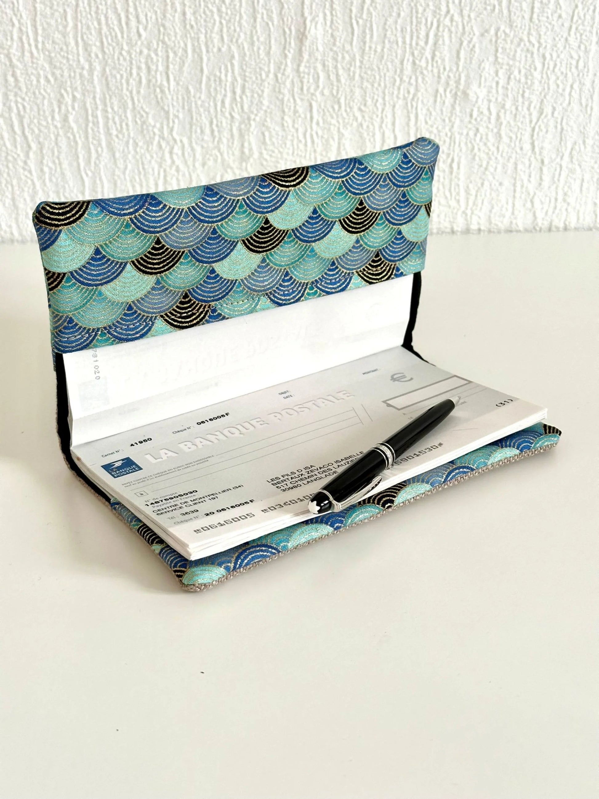Le porte chéquier en lin et tissu japonais bleu turquoise, ouvert.