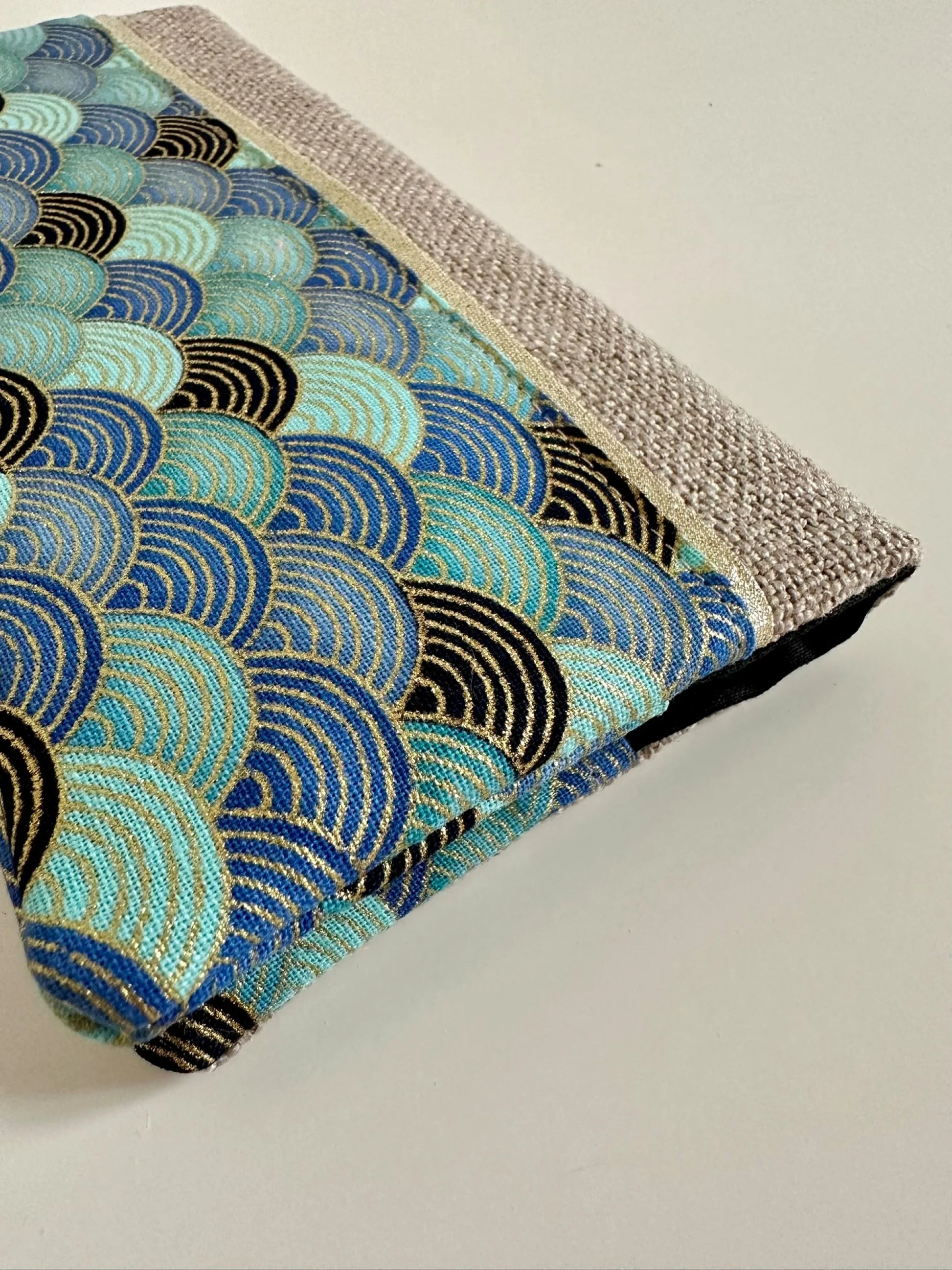 Vue détaillée du porte chéquier en lin et tissu japonais bleu turquoise.