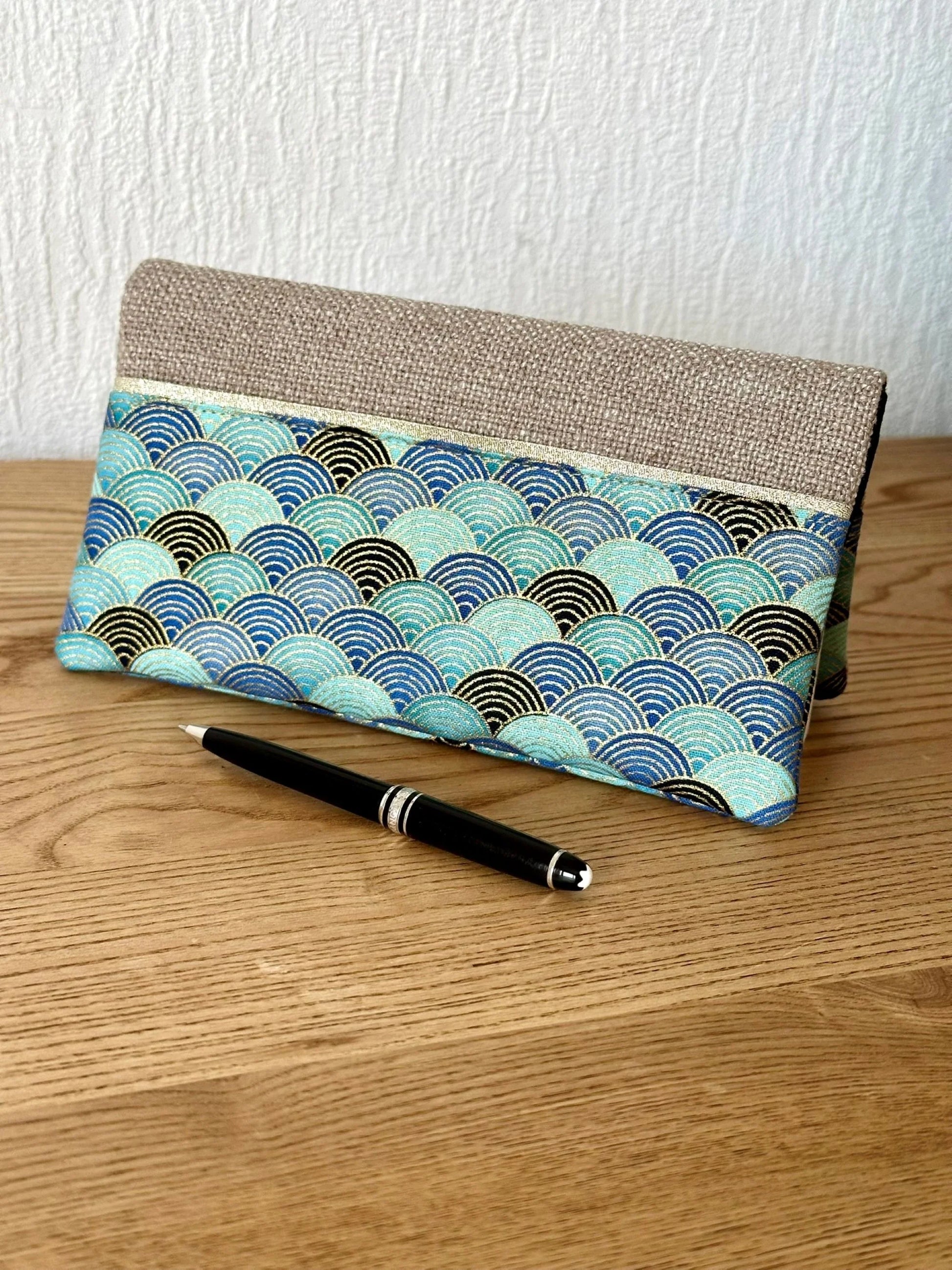 Vue avant du porte chéquier en lin et tissu japonais bleu turquoise.