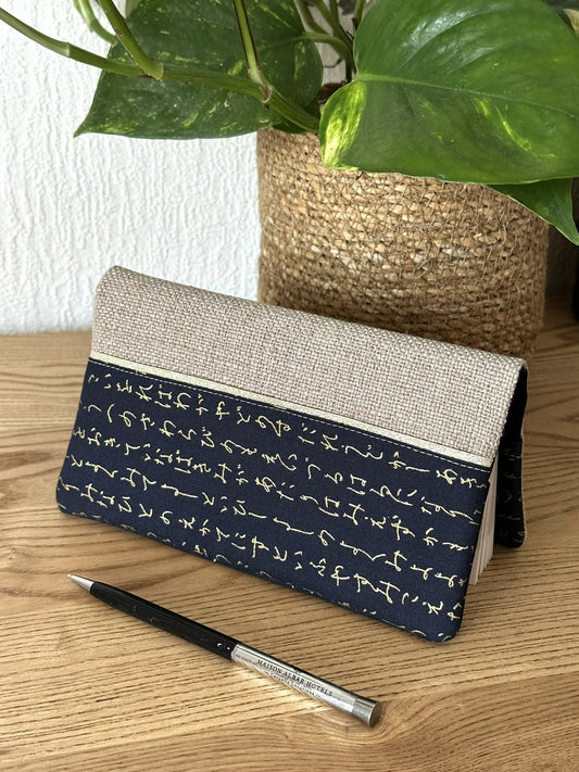 Le porte chéquier en lin et tissu japonais écriture dorée.