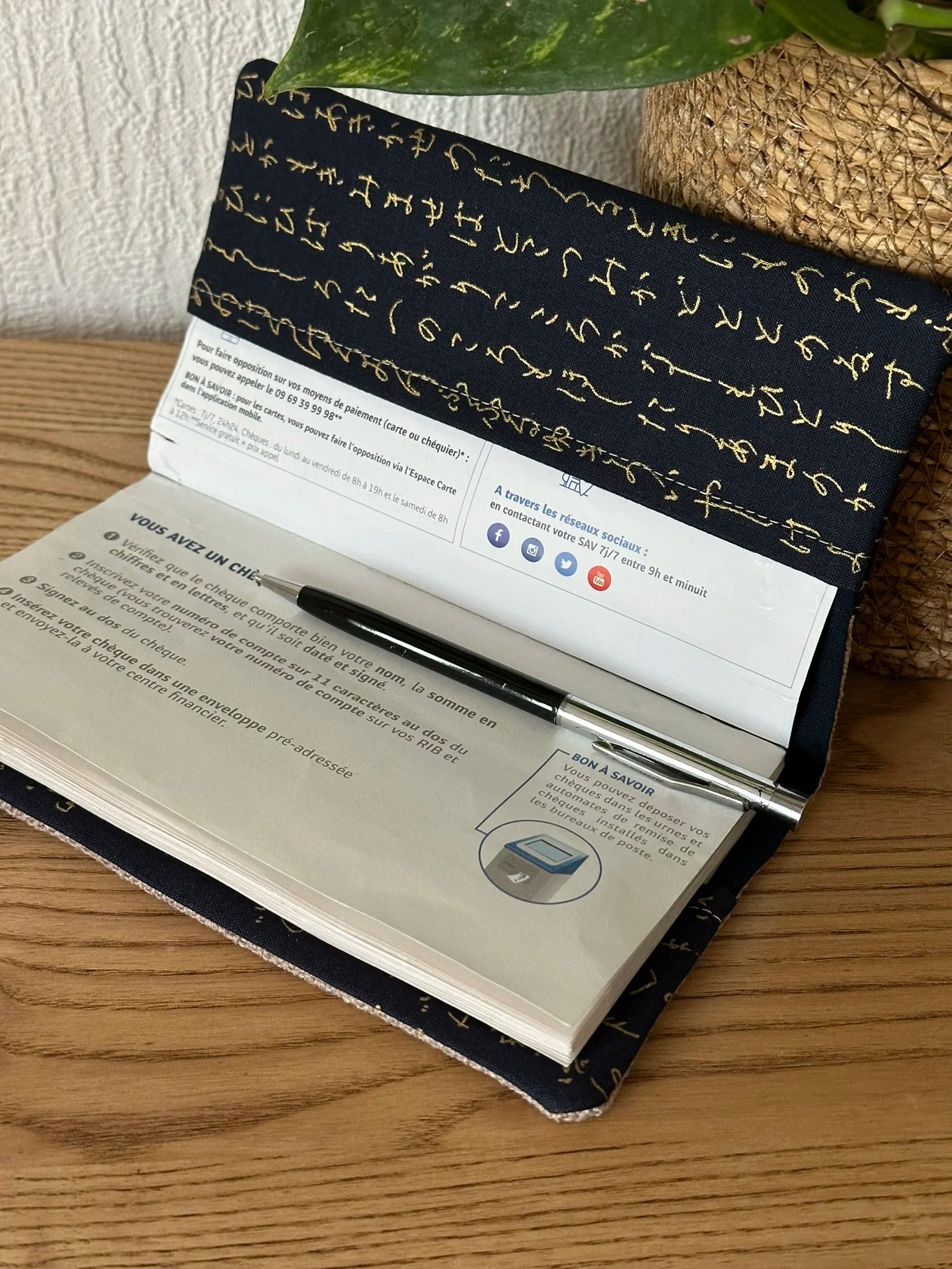 Le porte chéquier en lin et tissu japonais écriture dorée, ouvert.