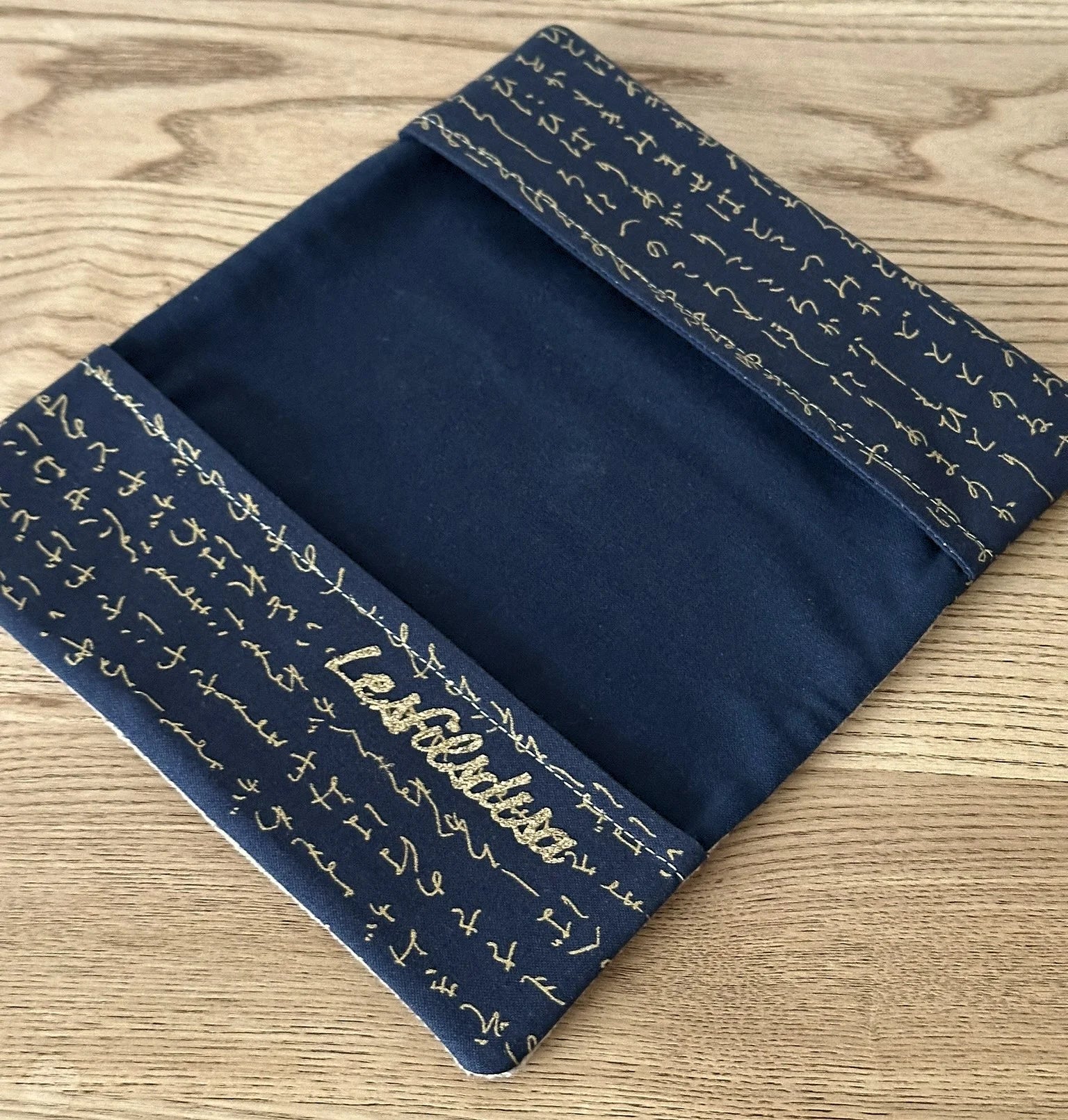 L'intérieur du porte chéquier en lin et tissu japonais écriture dorée.