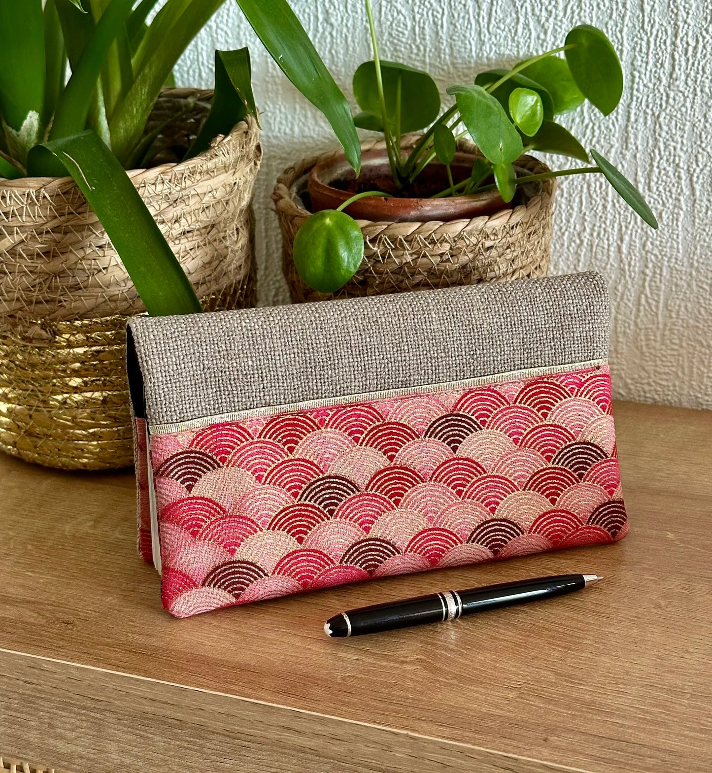 Vue d'ensemble du porte chéquier en lin et tissu japonais rose et rouge.