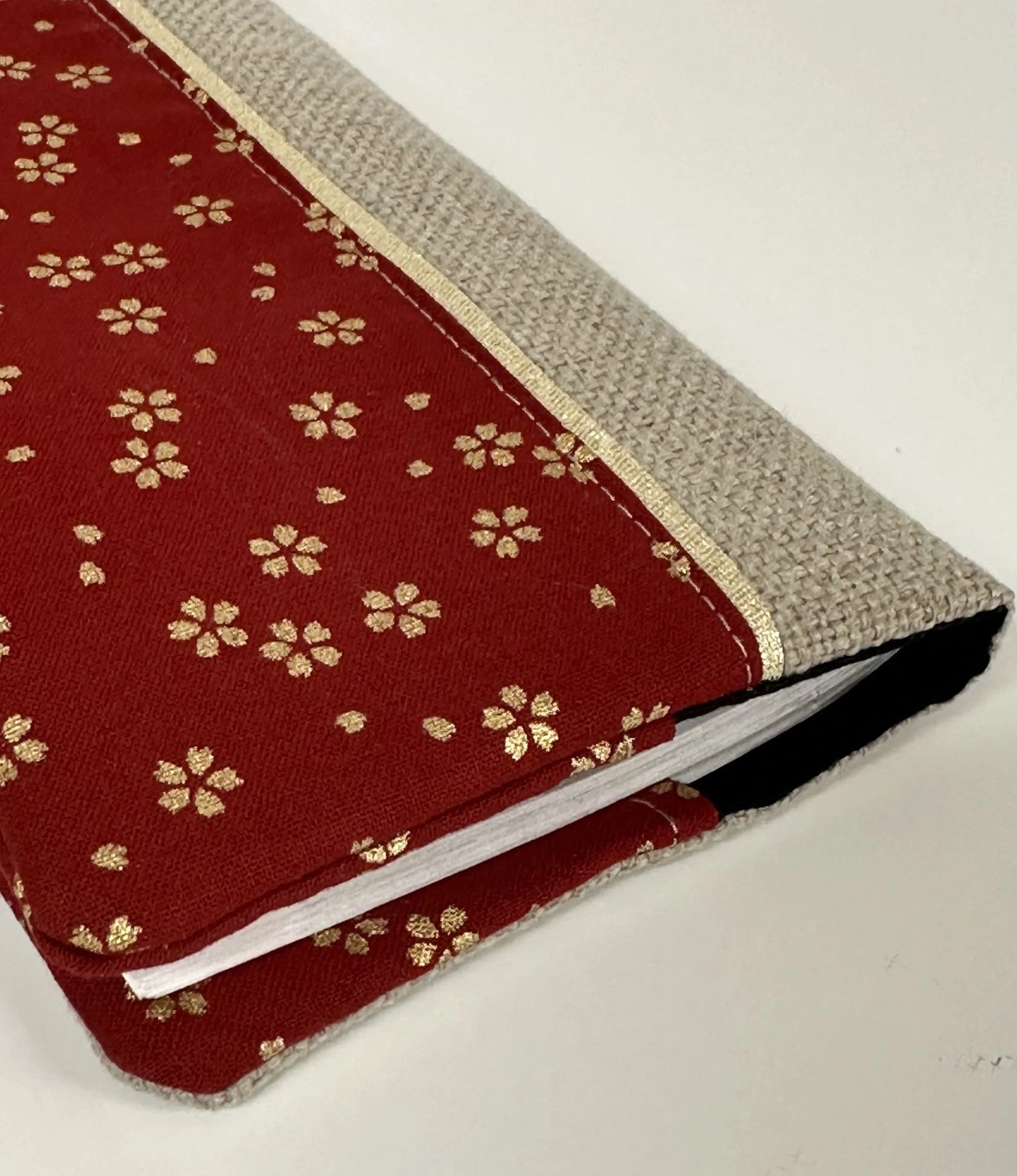 Vue détaillée du porte-chéquier en lin et tissu japonais Sakura rouge.