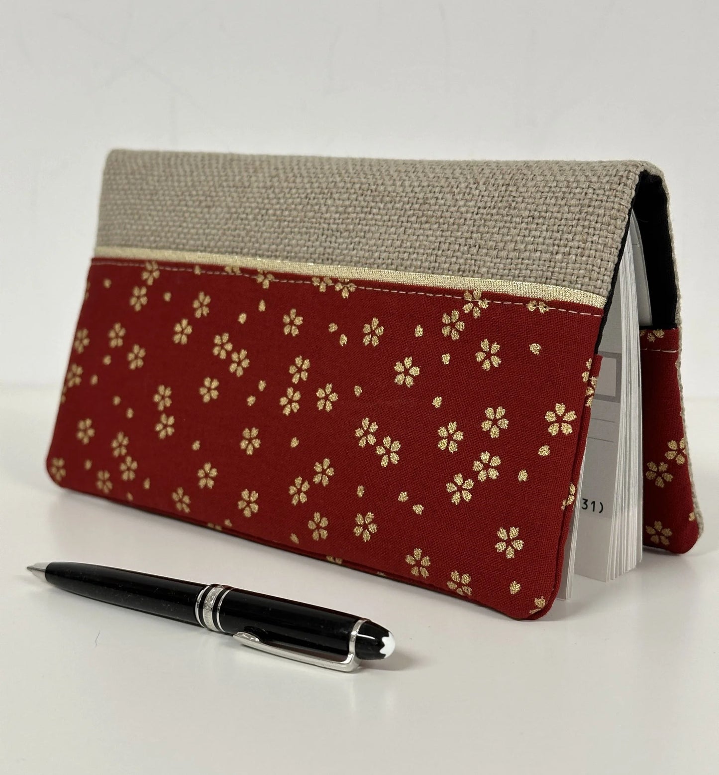 Le porte-chéquier en lin et tissu japonais Sakura rouge.