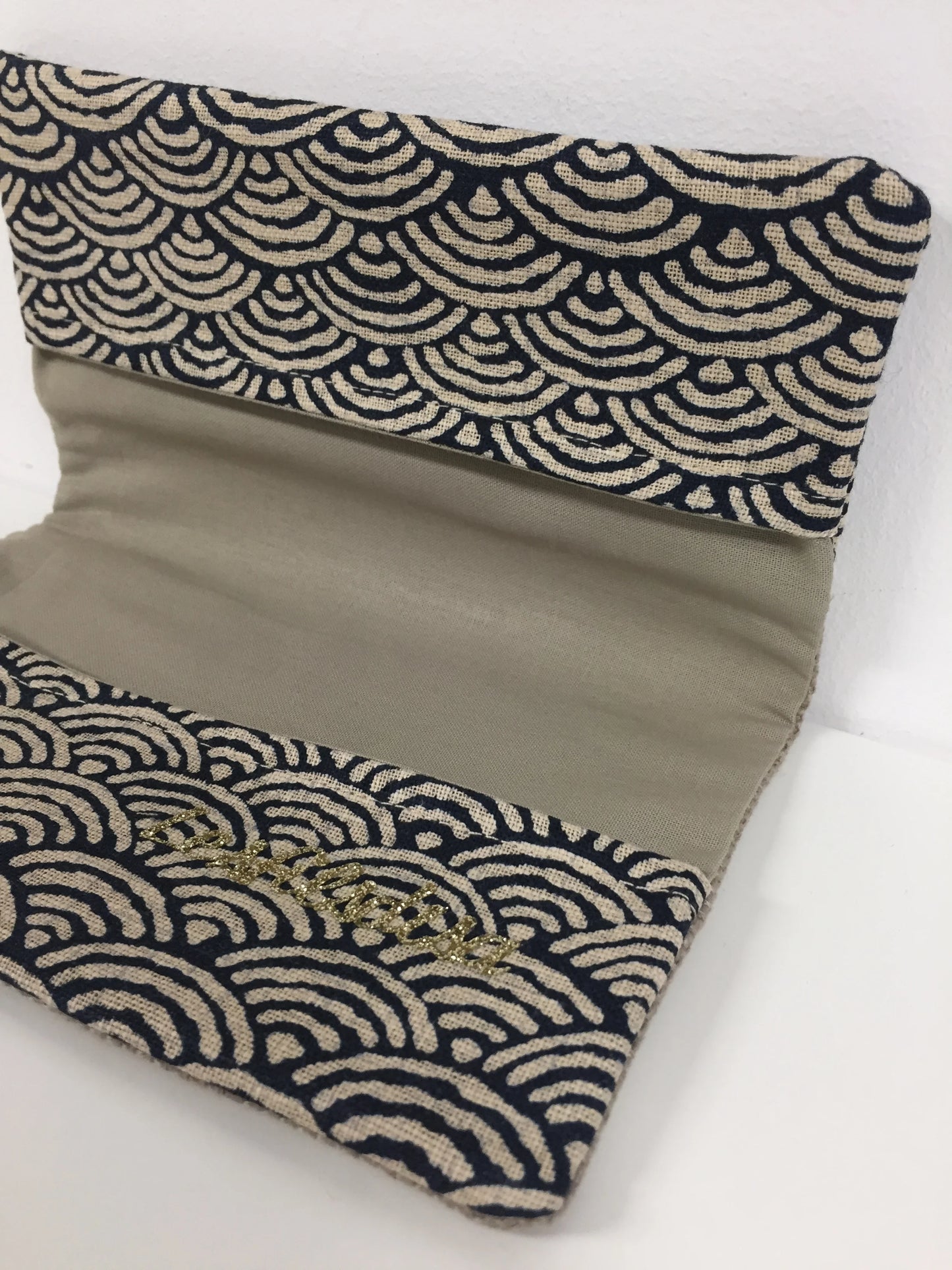 Vue intérieure du porte chéquier en lin et tissu japonais Seigaiha bleu nuit.