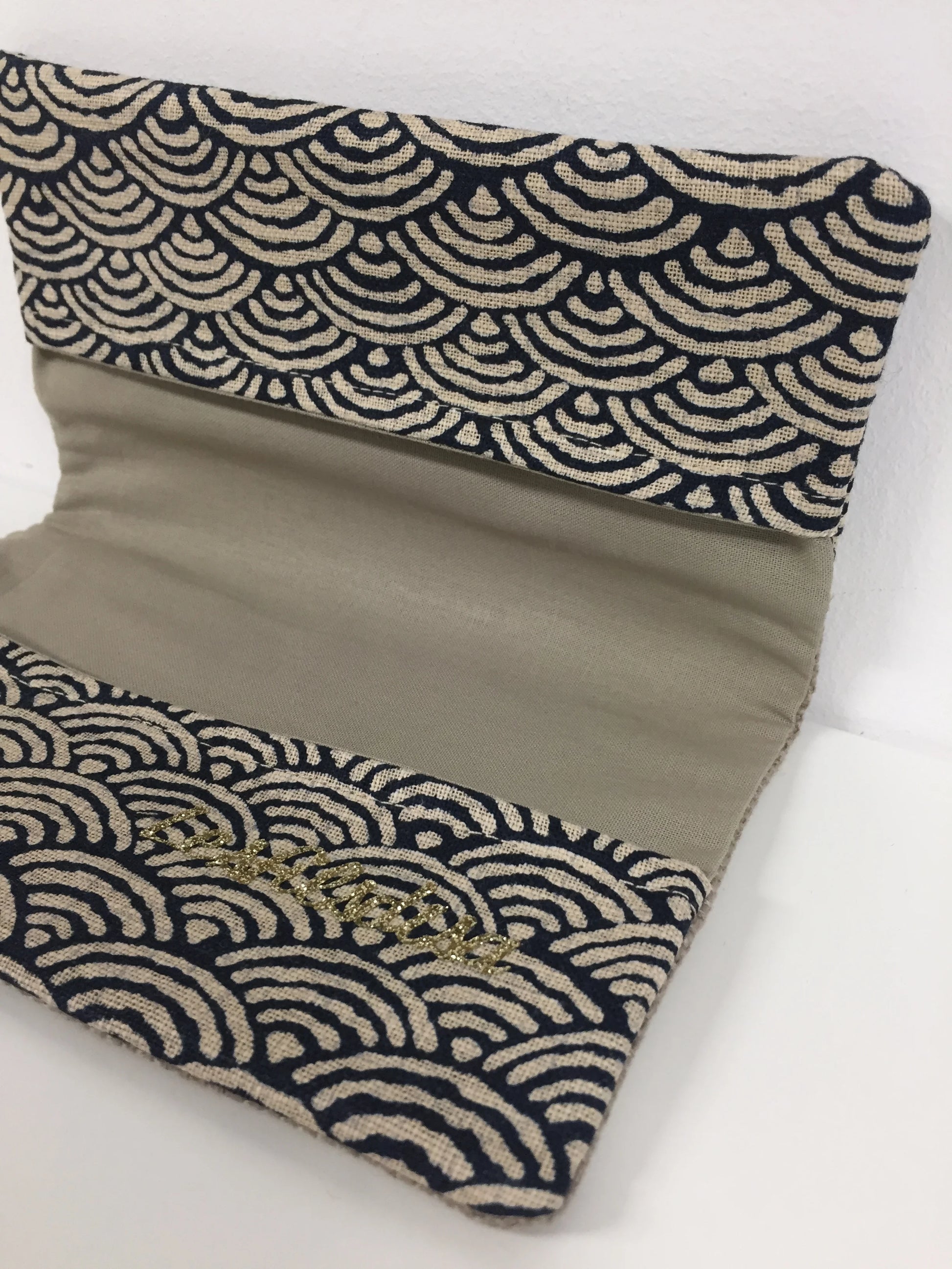 Vue intérieure du porte chéquier en lin et tissu japonais Seigaiha bleu nuit.