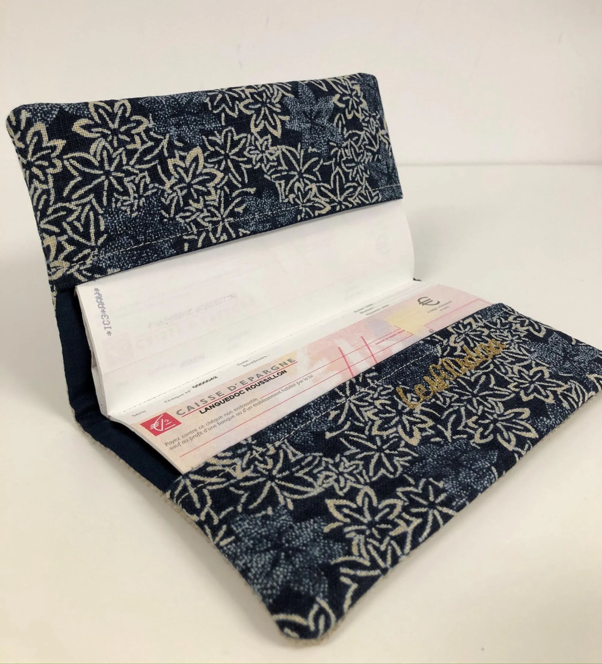 Le porte chéquier en lin et tissu japonais traditionnel bleu, ouvert.
