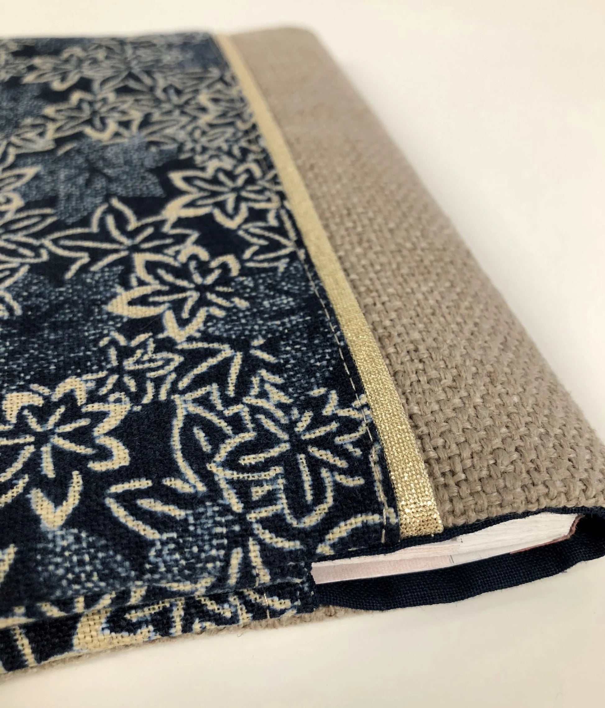 Vue détaillée du porte chéquier en lin et tissu japonais traditionnel bleu.