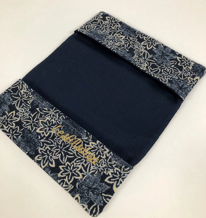 Vue ouverte du porte chéquier en lin et tissu japonais traditionnel bleu.