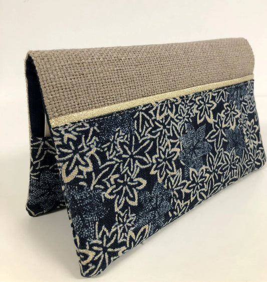 Le porte chéquier en lin et tissu japonais traditionnel bleu, vue de face avant.