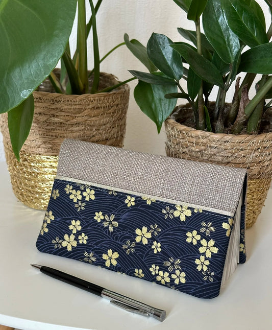 Le porte chéquier en lin et tissu japonais Sakura bleu.