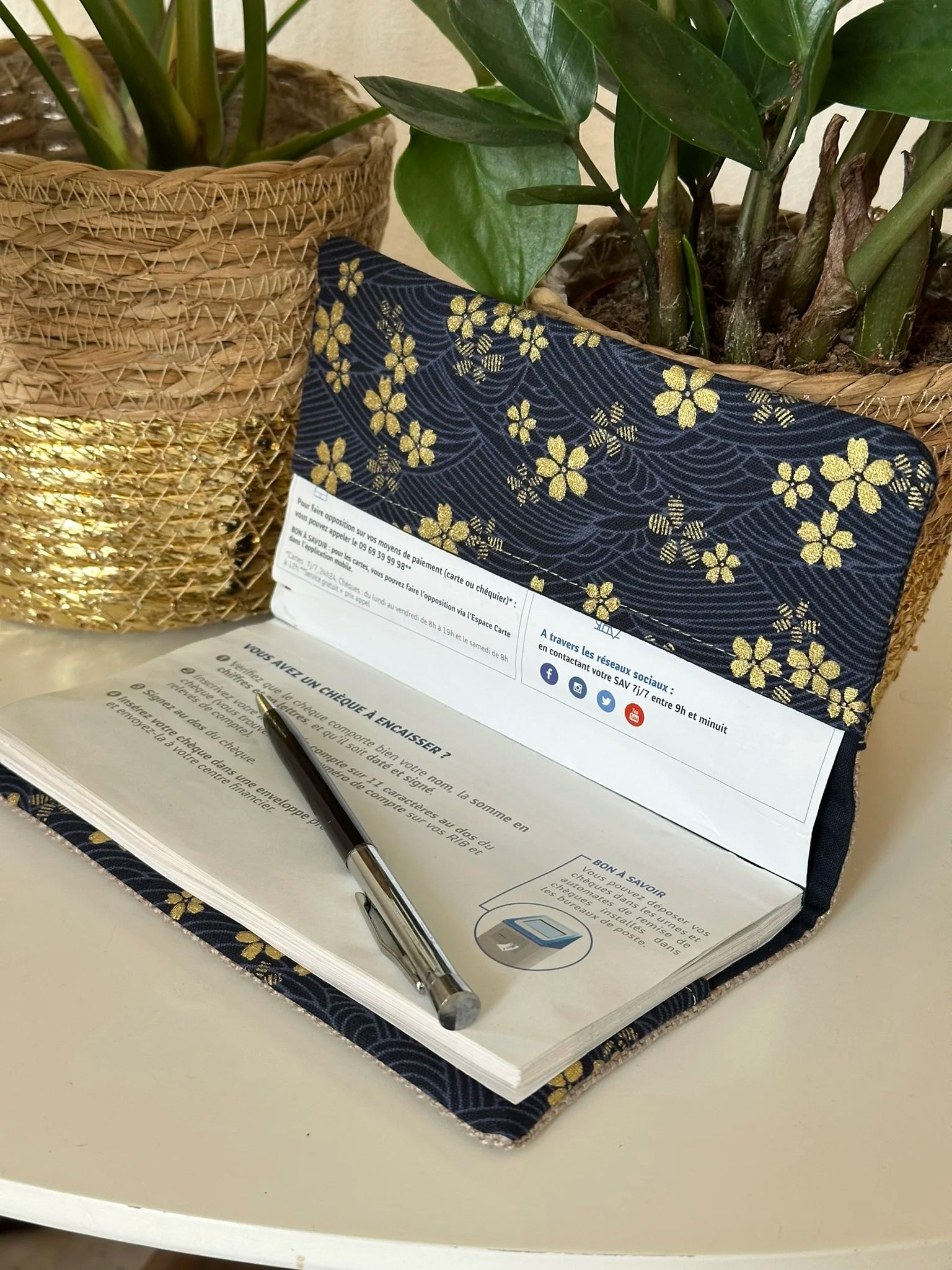 Le porte chéquier en lin et tissu japonais Sakura bleu, ouvert.