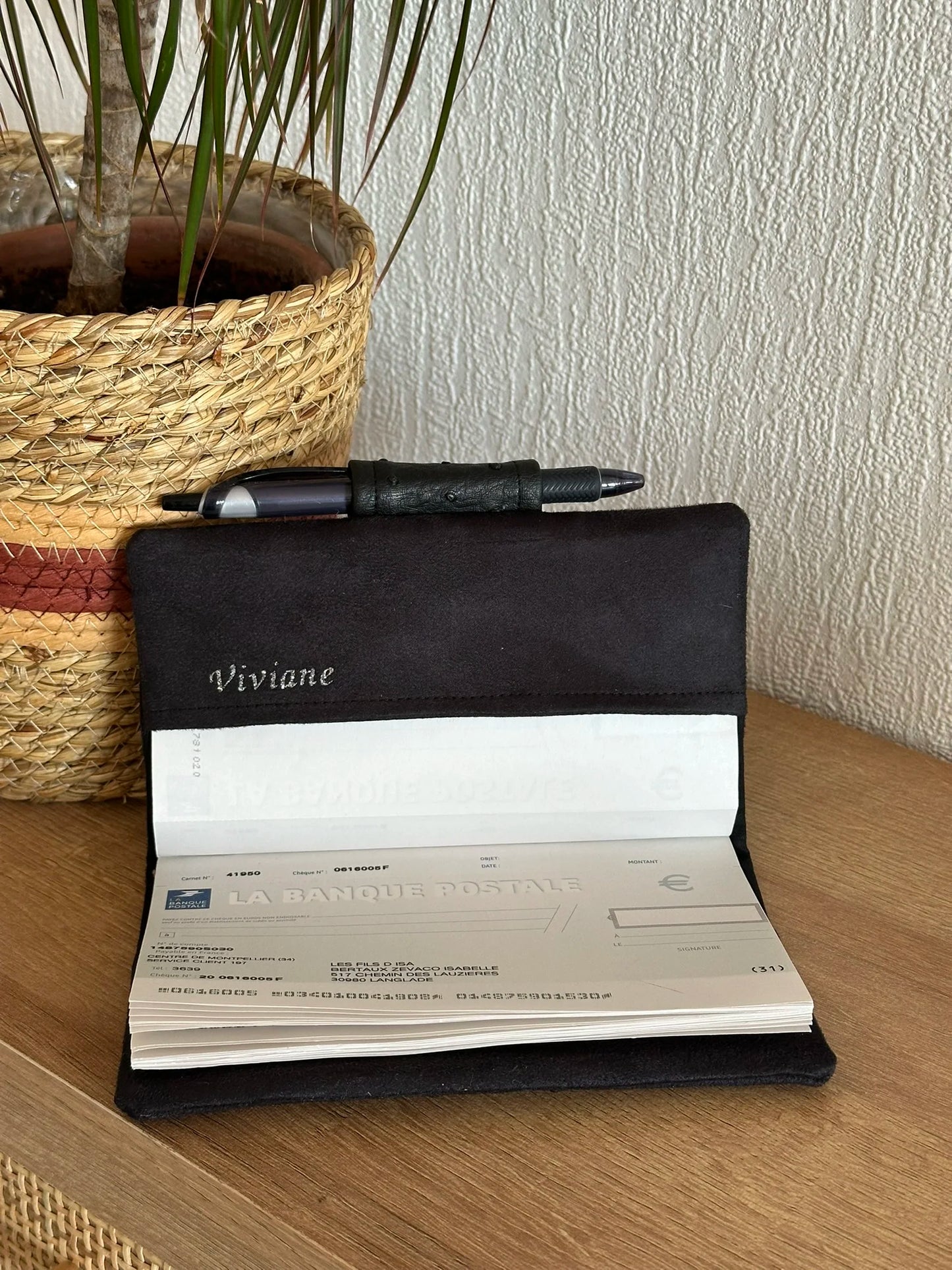 Le porte chéquier noir mat exotique avec porte stylo, personnalisé à l'intérieur.