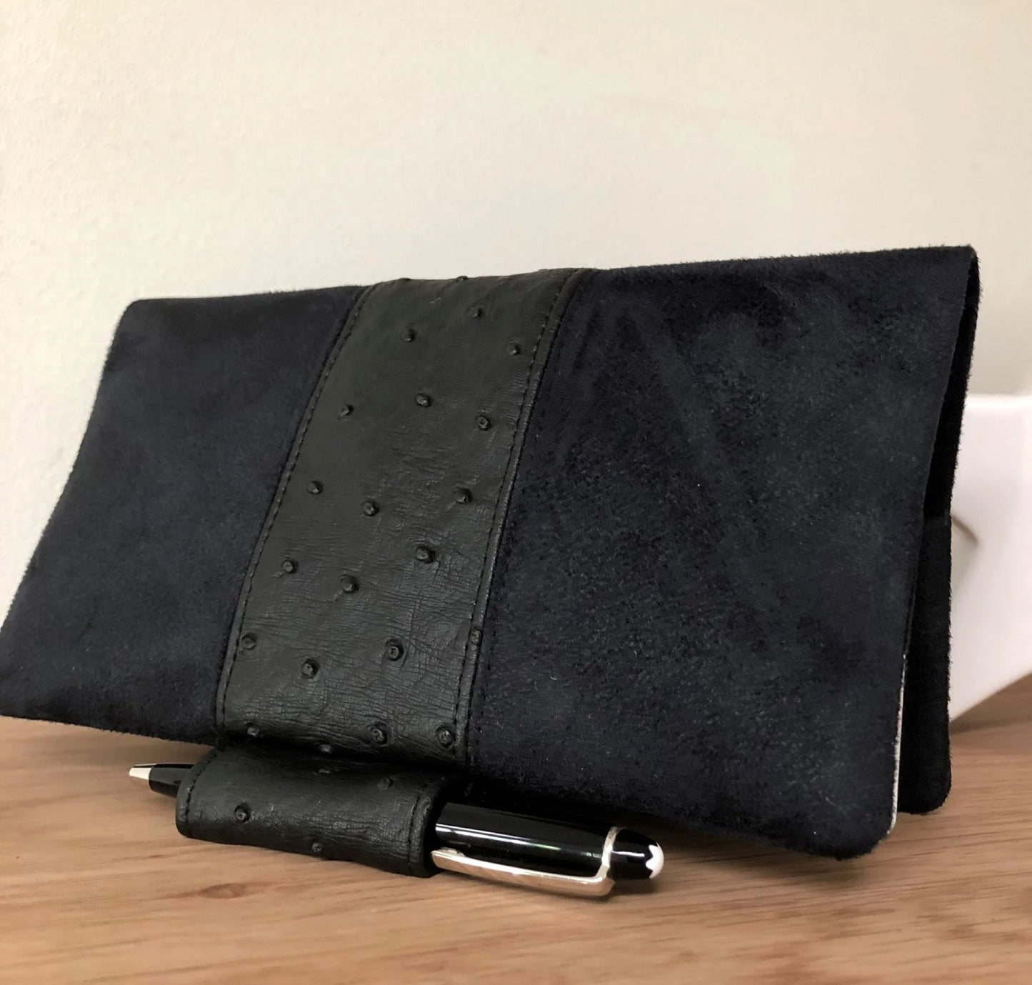 Le porte chéquier noir mat exotique avec porte stylo, face avant.