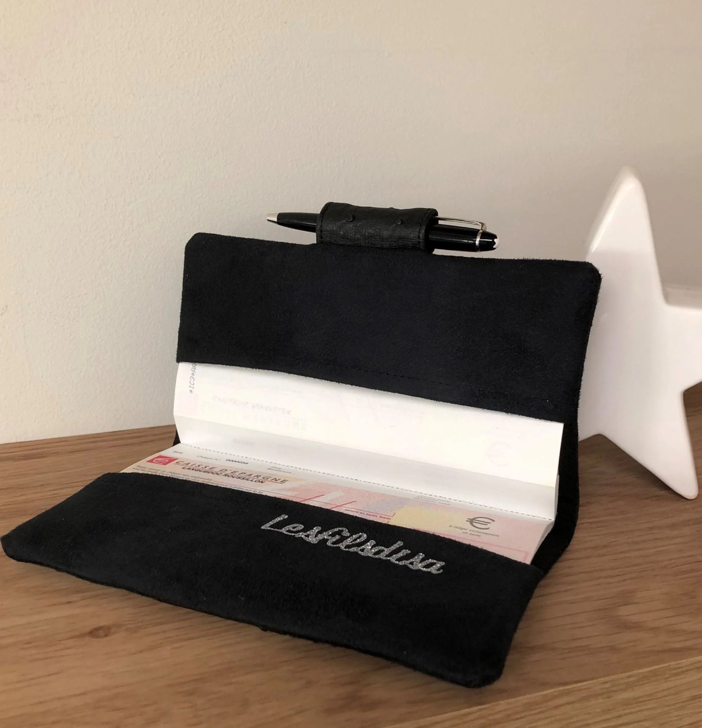 Le porte chéquier noir mat exotique avec porte stylo, ouvert.