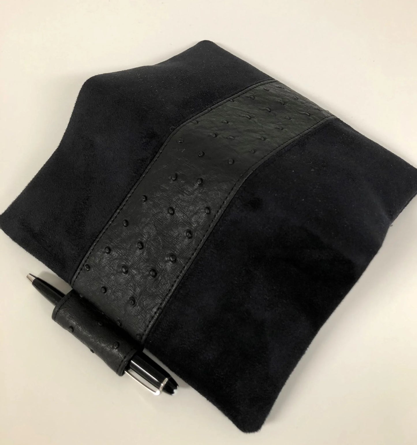 Le porte chéquier noir mat exotique avec porte stylo, ouvert.