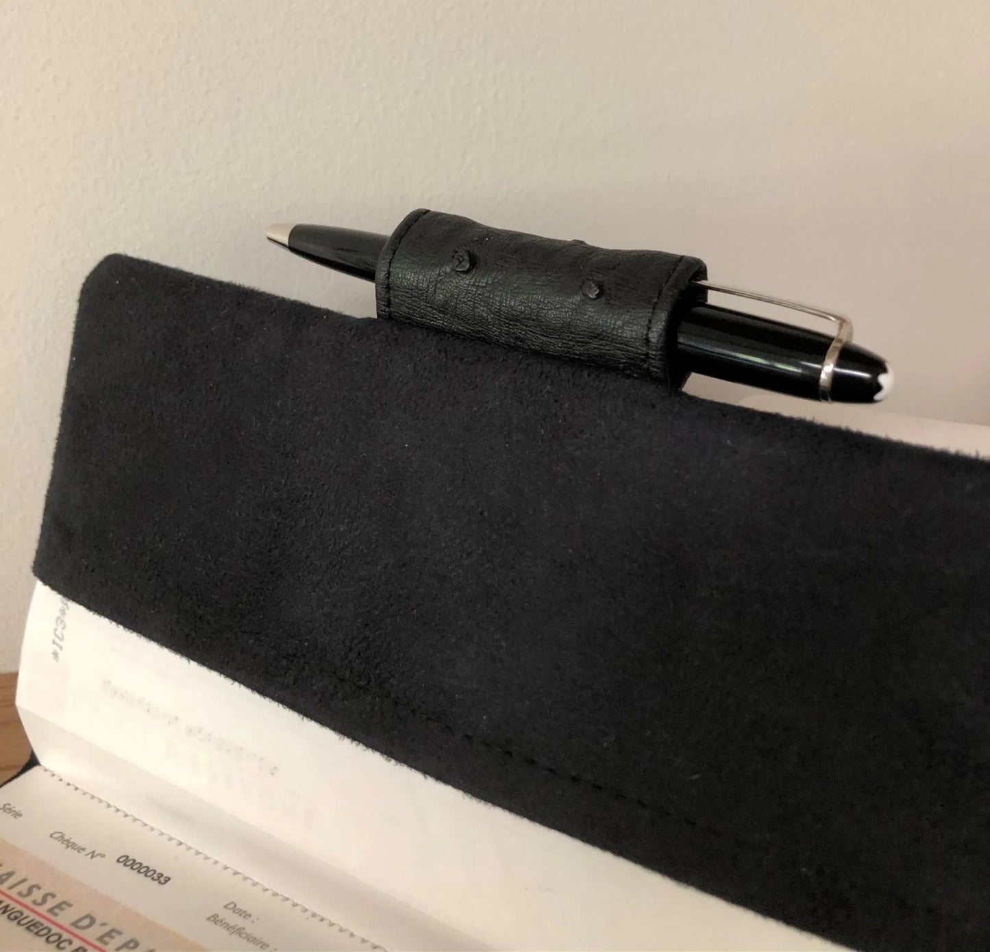 Le porte chéquier noir mat exotique avec porte stylo, vue détaillée.