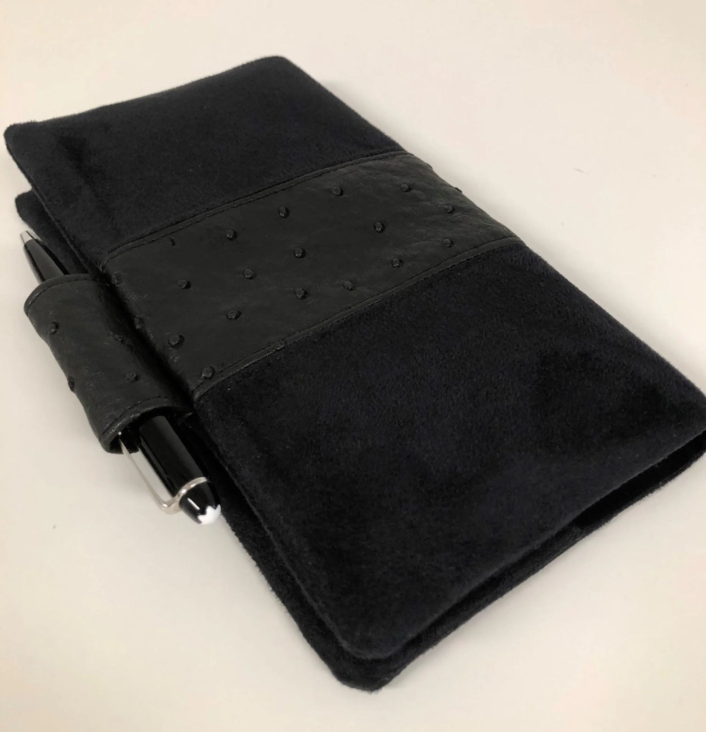 Le porte chéquier noir mat exotique avec porte stylo.