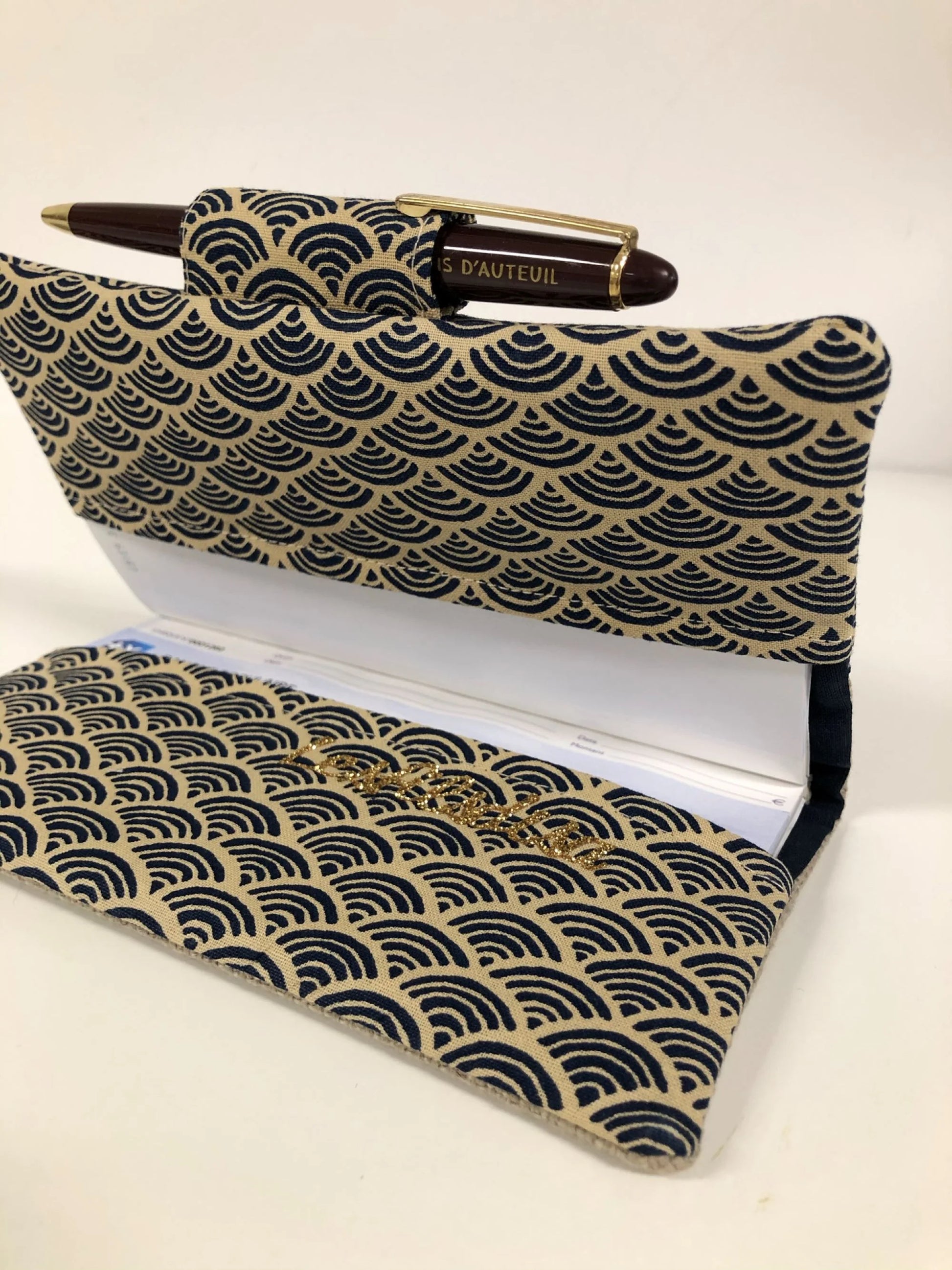 Le porte-chéquier avec porte stylo en lin et tissu japonais Seigaiha, ouvert.