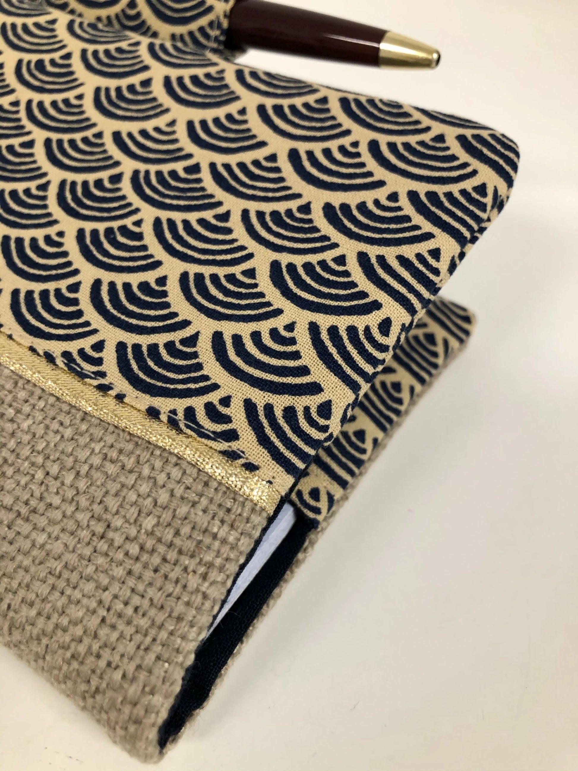 Vue détaillée de la face avant du porte-chéquier avec porte stylo en lin et tissu japonais Seigaiha.