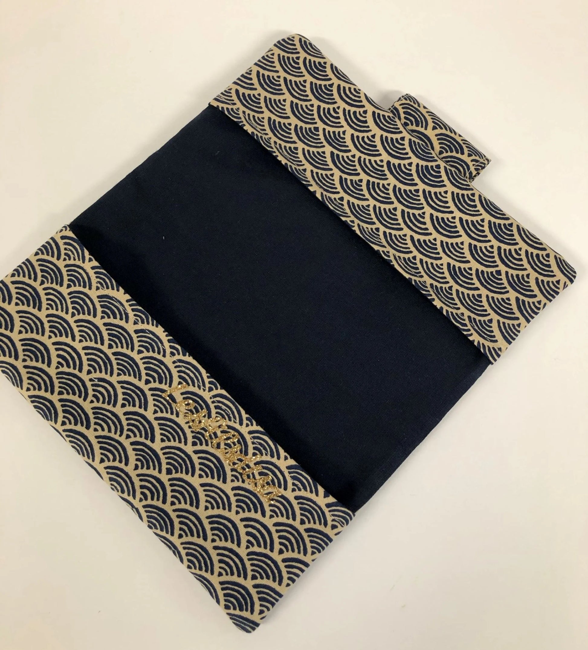 L'intérieur du porte-chéquier avec porte stylo en lin et tissu japonais Seigaiha bleu marine.