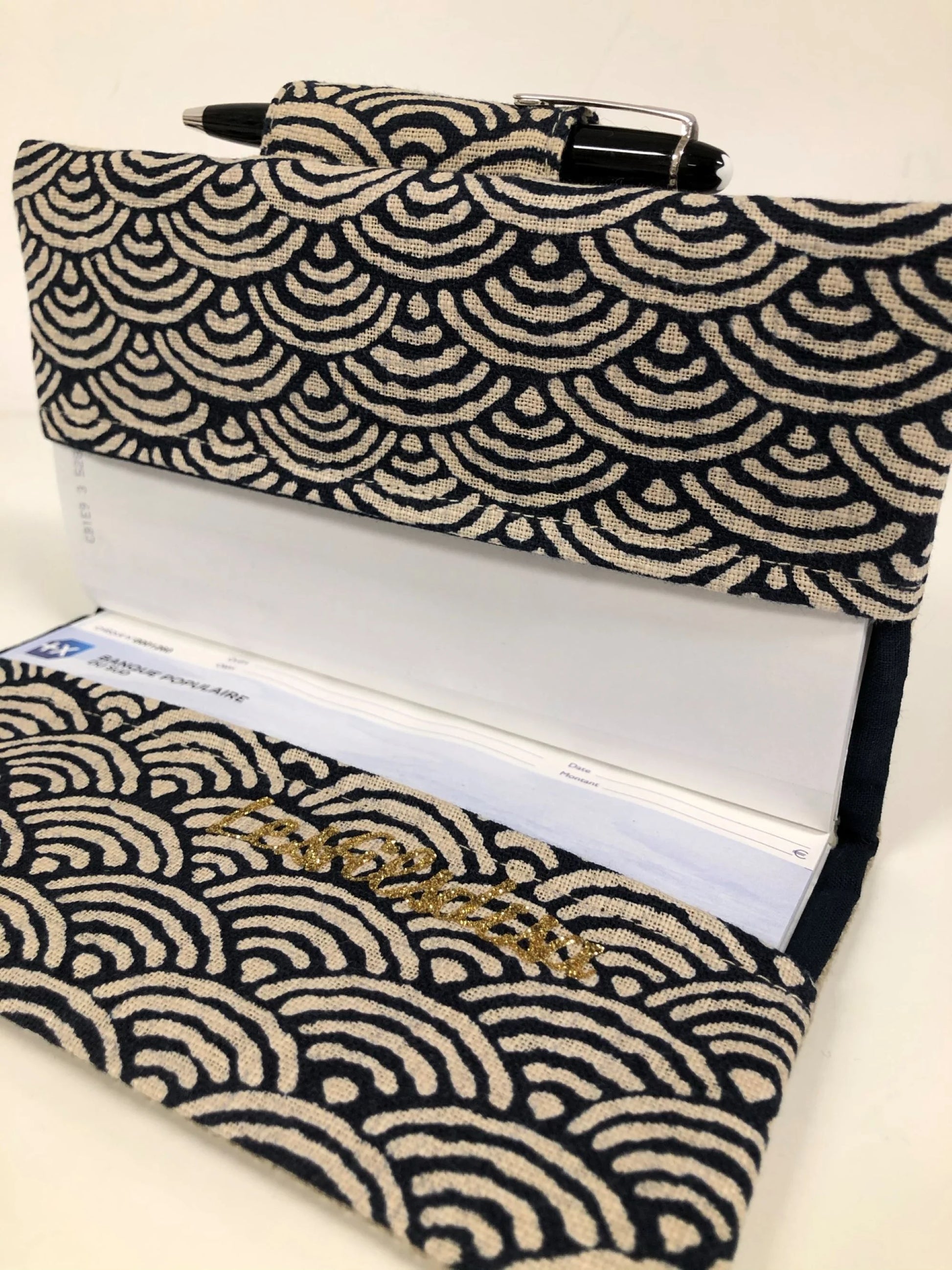 Le porte chéquier avec porte stylo en lin et tissu japonais Seigaiha bleu nuit, ouvert