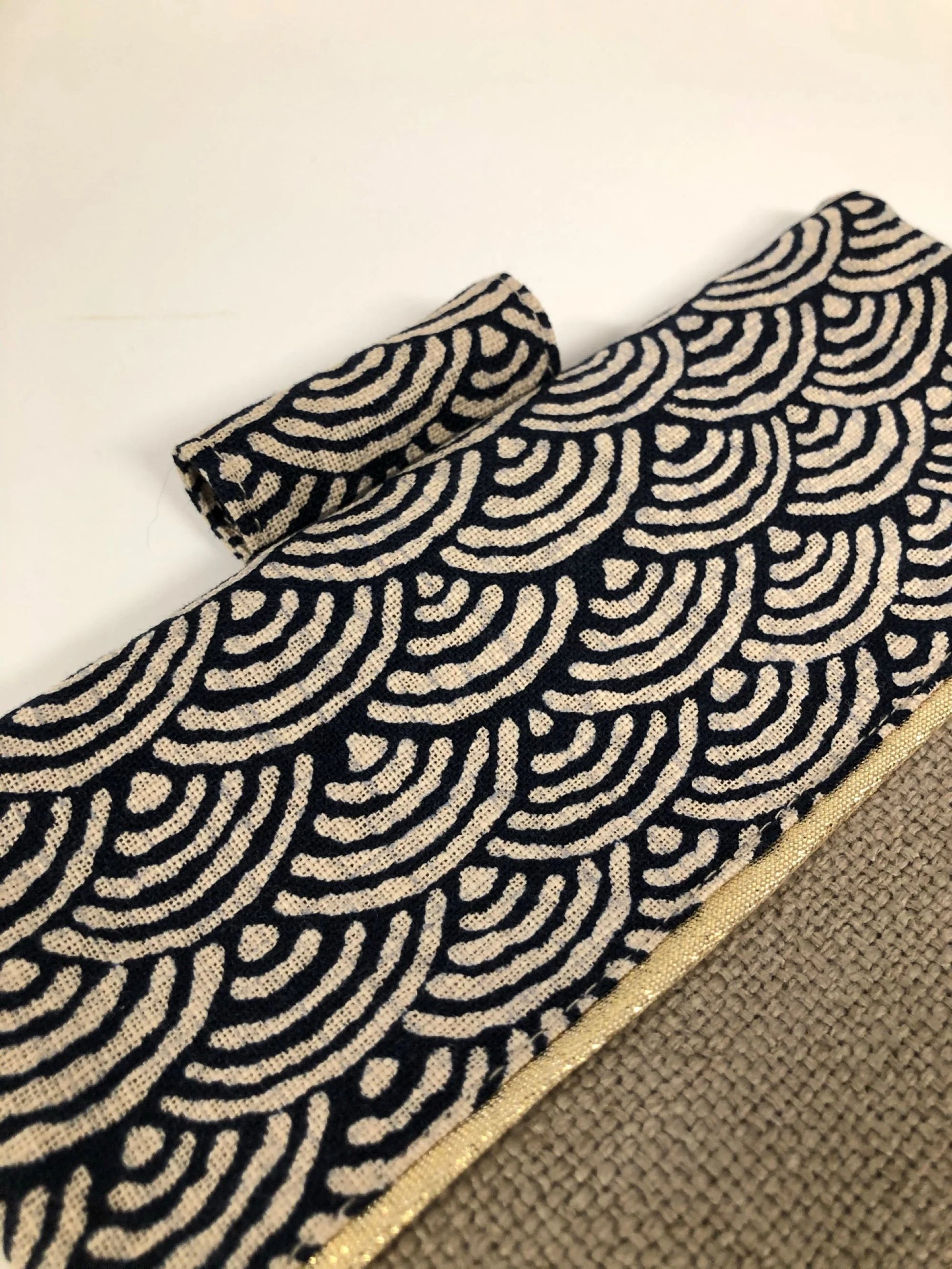 Vue détaillée du porte chéquier avec porte stylo en lin et tissu japonais Seigaiha bleu nuit.