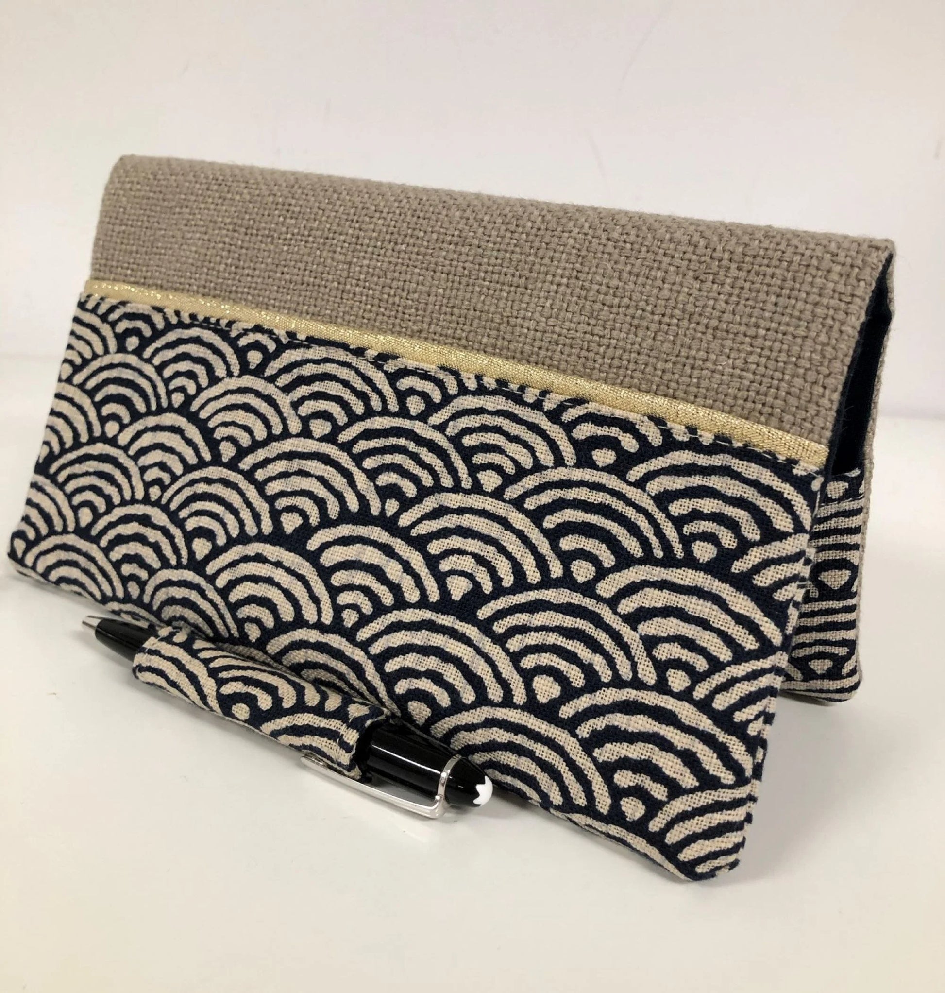 Le porte chéquier avec porte stylo en lin et tissu japonais Seigaiha bleu nuit, vue de face.