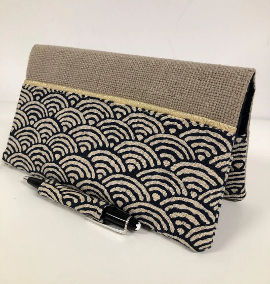 Le porte chéquier avec porte stylo en lin et tissu japonais Seigaiha bleu nuit, vue de face.