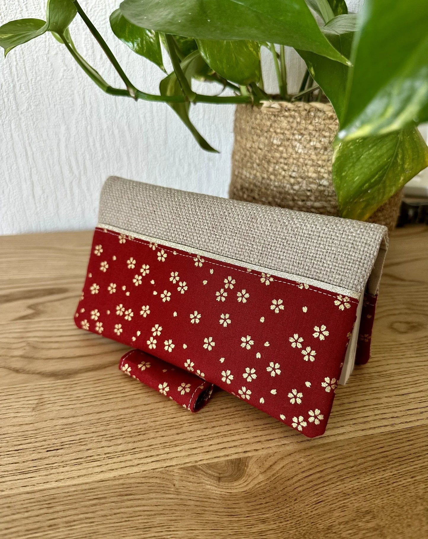 Le porte chéquier avec porte stylo en lin et tissu japonais Sakura rouge, en face avant.