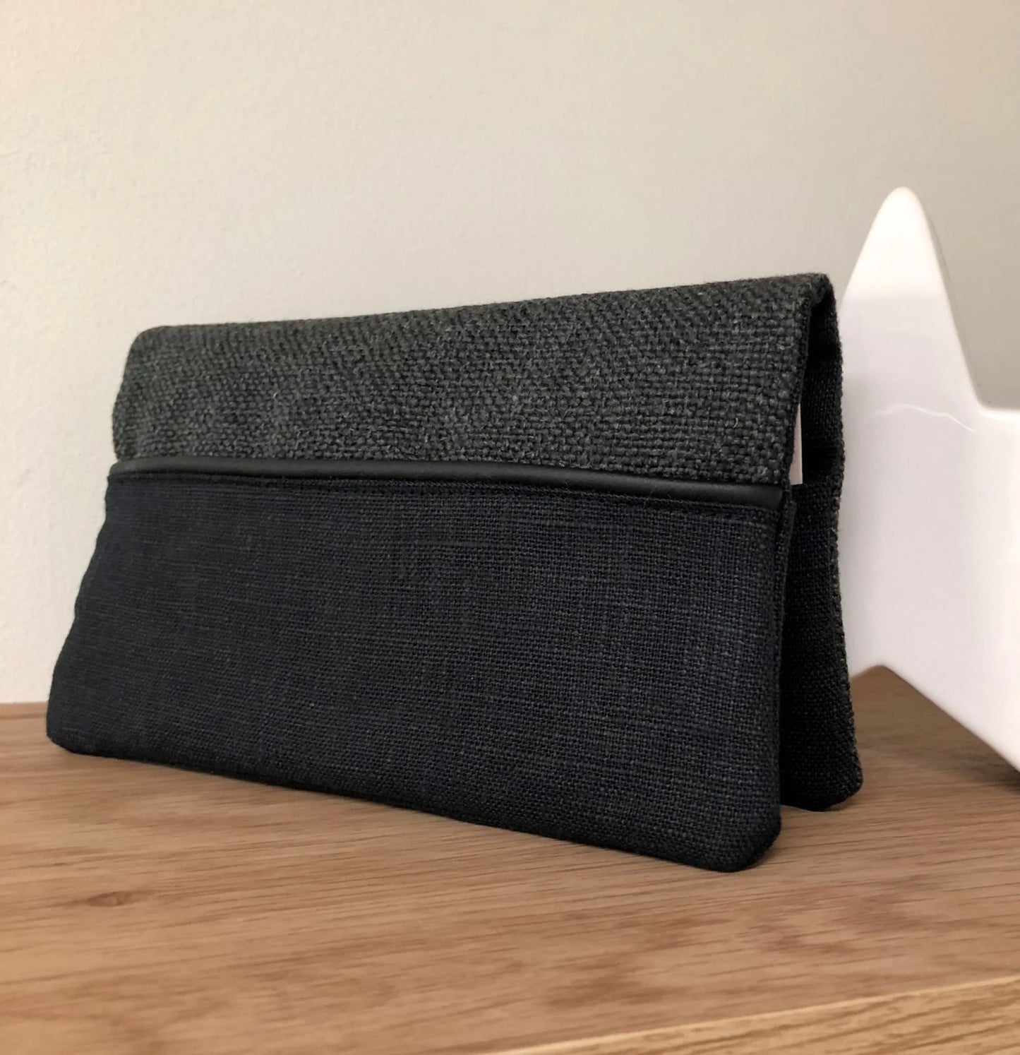 Le porte-chéquier unisexe en lin gris anthracite et noir, face avant.