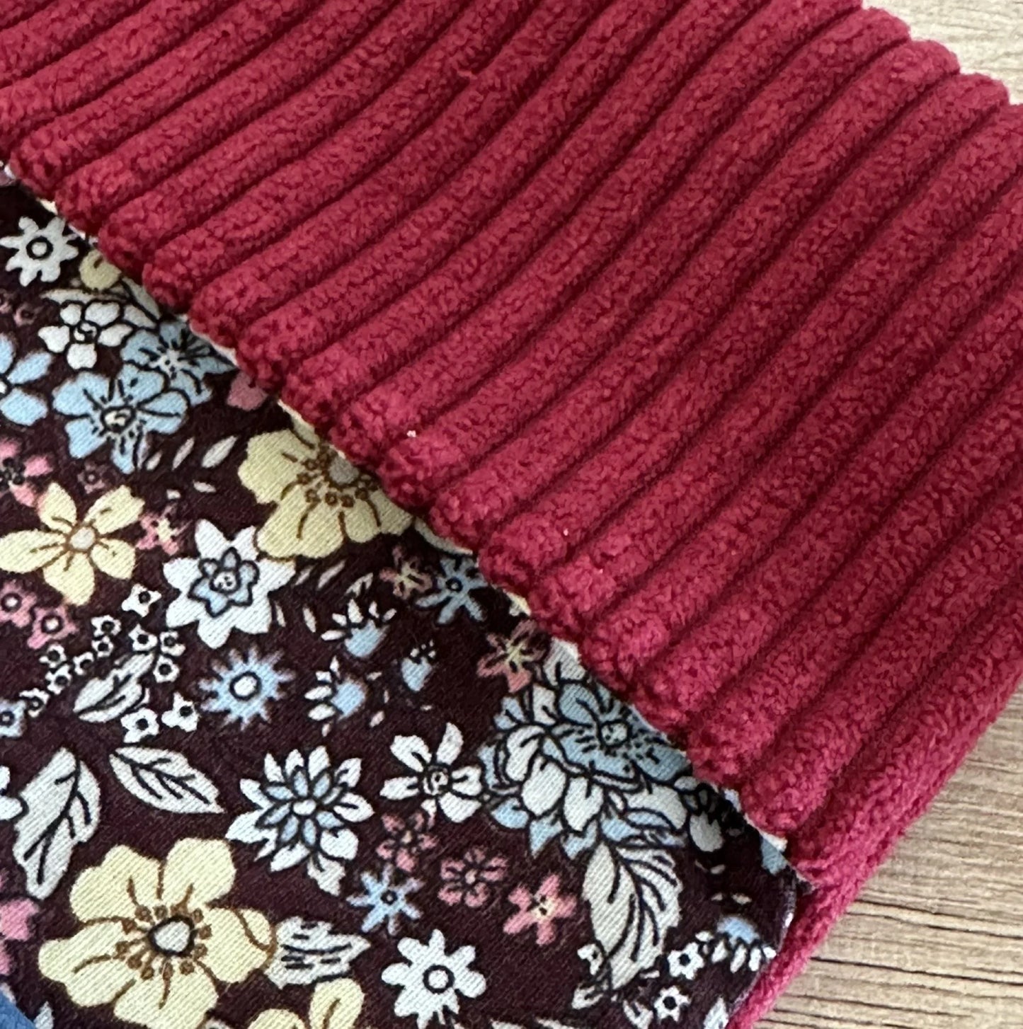 Aperçu du tissu intérieur du porte chéquier en velours bordeaux avec étoile pailletée .