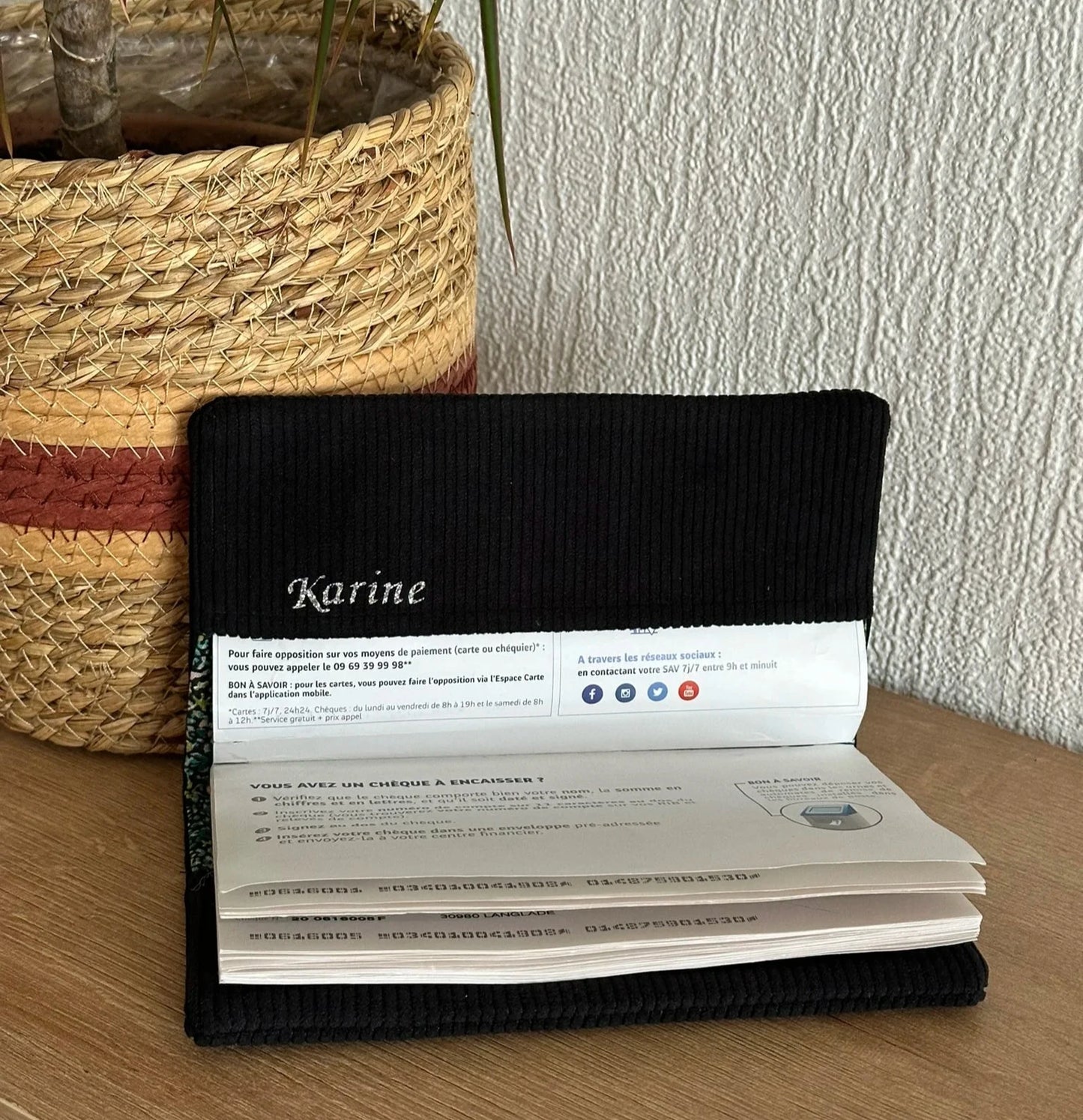 Exemple de personnalisation intérieure du porte chéquier en velours noir avec étoile pailletée argentée.