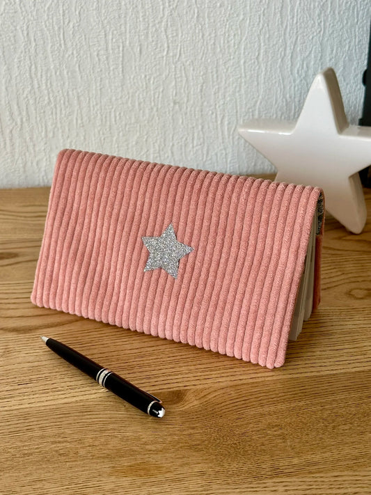 Le porte chéquier en velours rose blush en face avant.