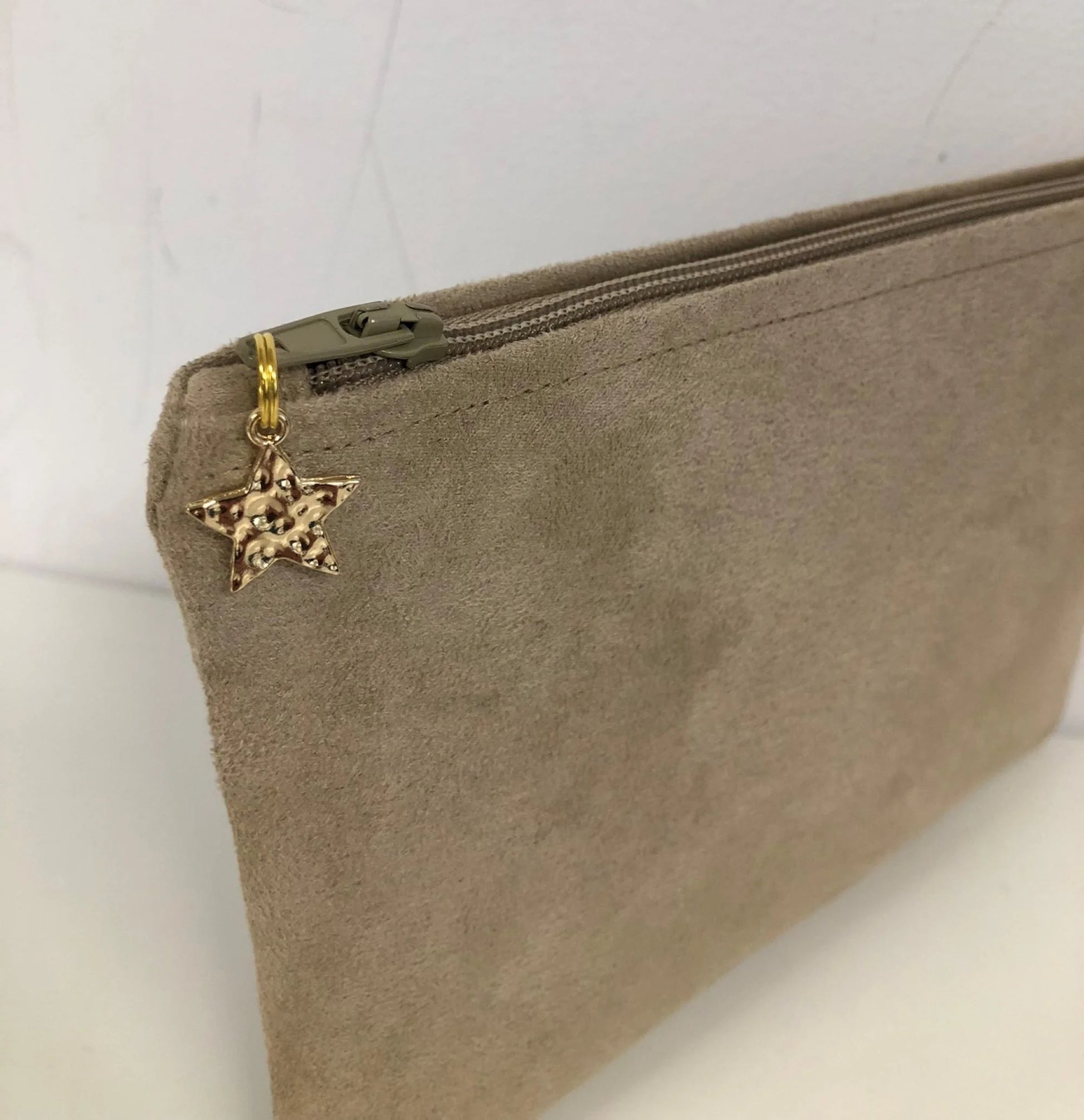 La face arrière du porte-monnaie beige et bleu nuit à fleurs dorées.