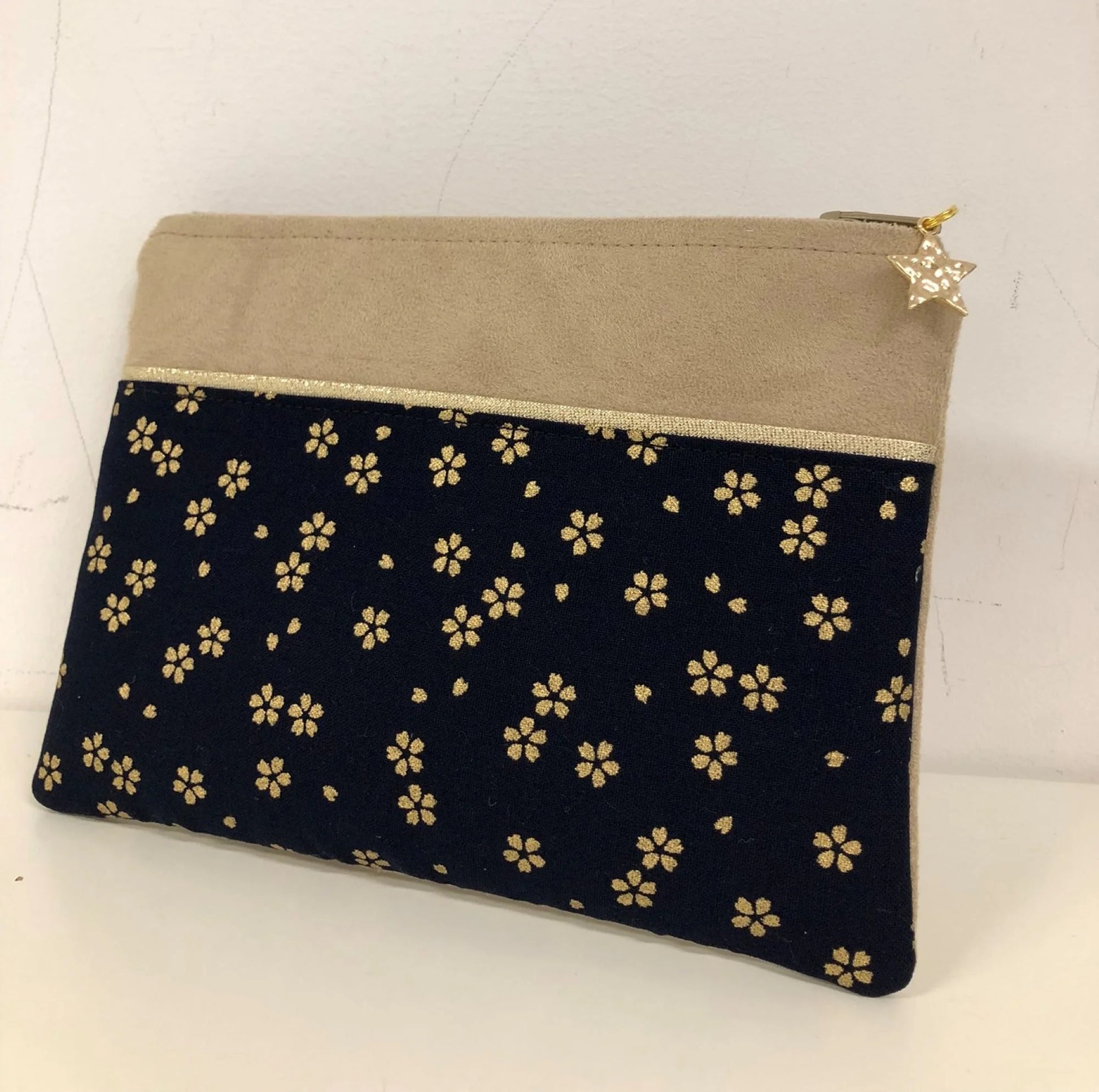 Le porte-monnaie beige et bleu nuit à fleurs dorées, vue d'ensemble.